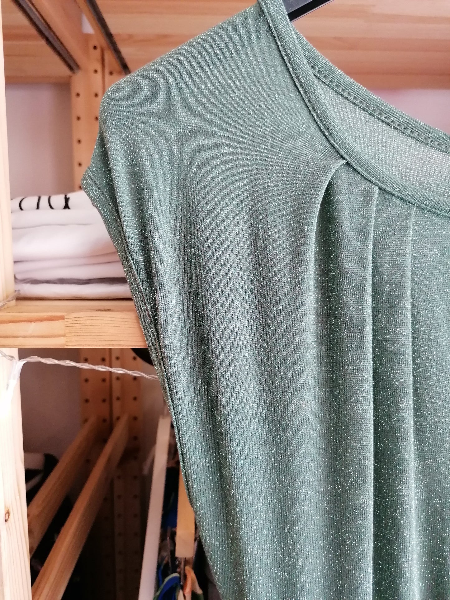 Abito in lurex doppio spacco e shorts