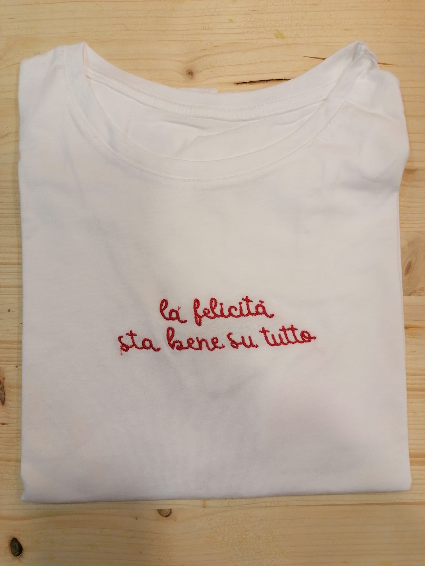 T-shirt "la felicità sta bene su tutto"