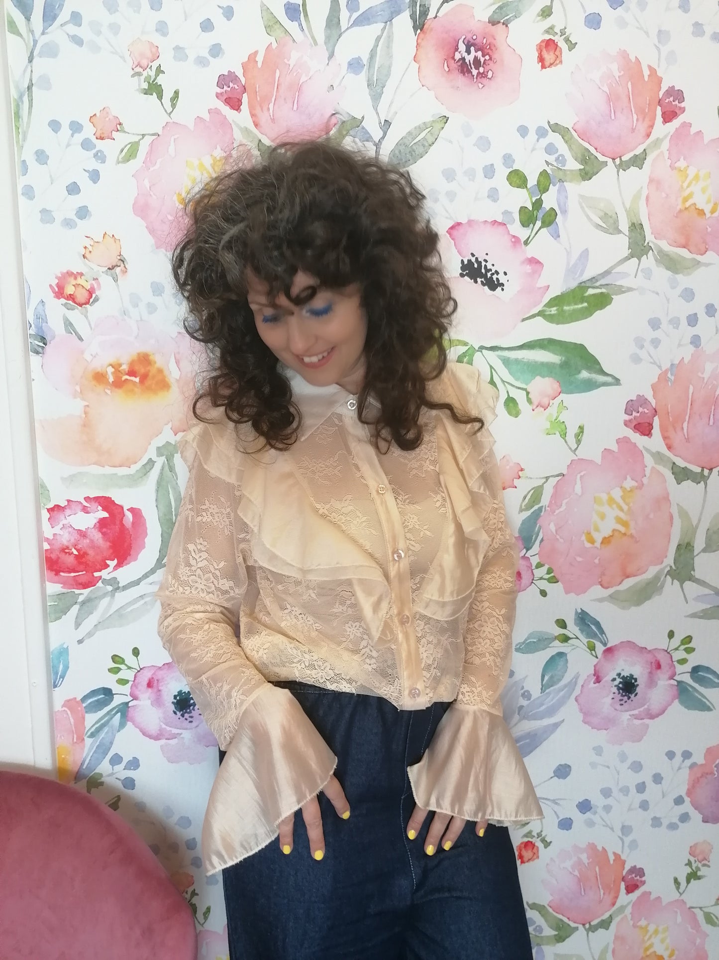 Camicia in pizzo con polsini a campana