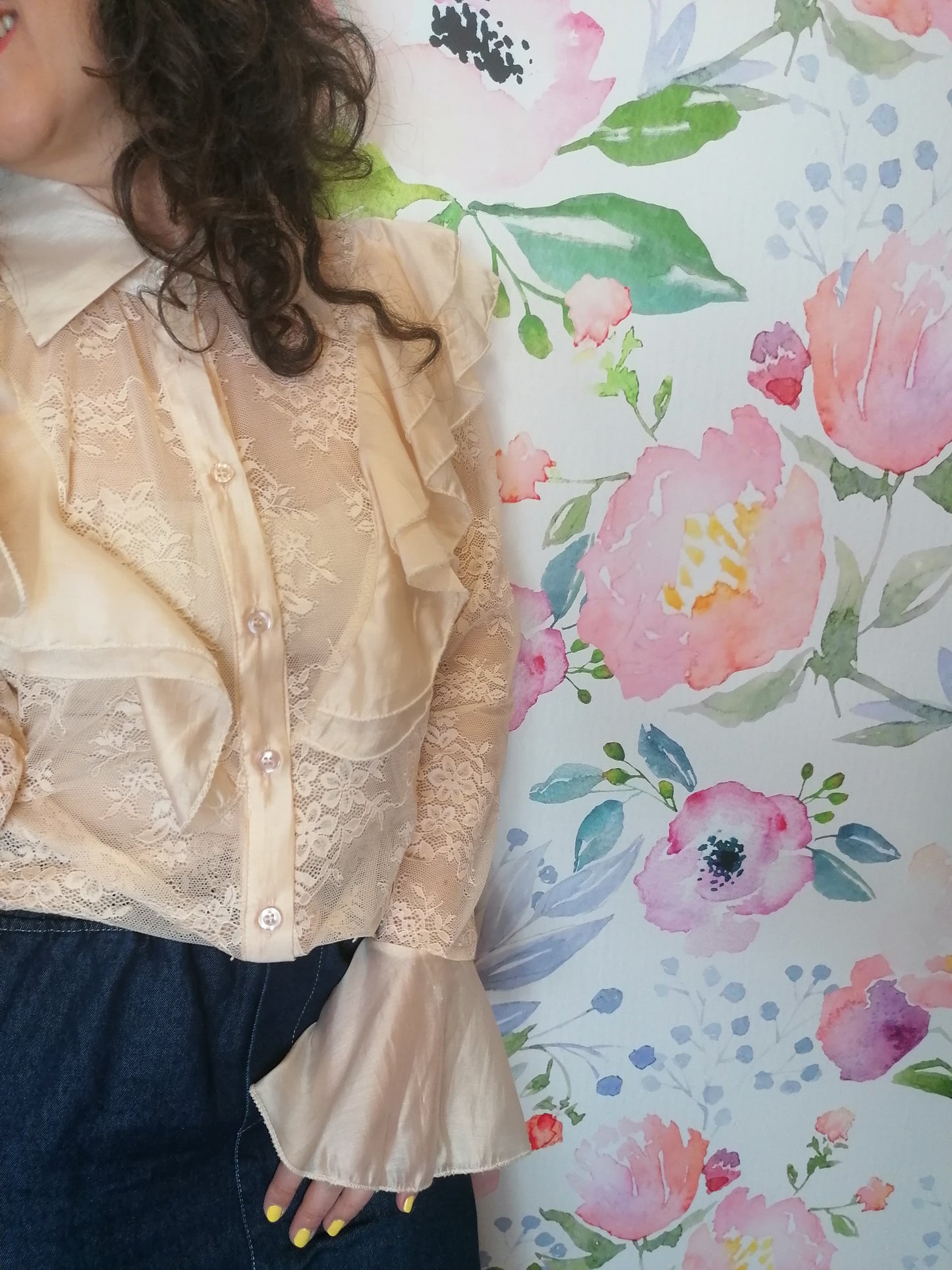Camicia in pizzo con polsini a campana