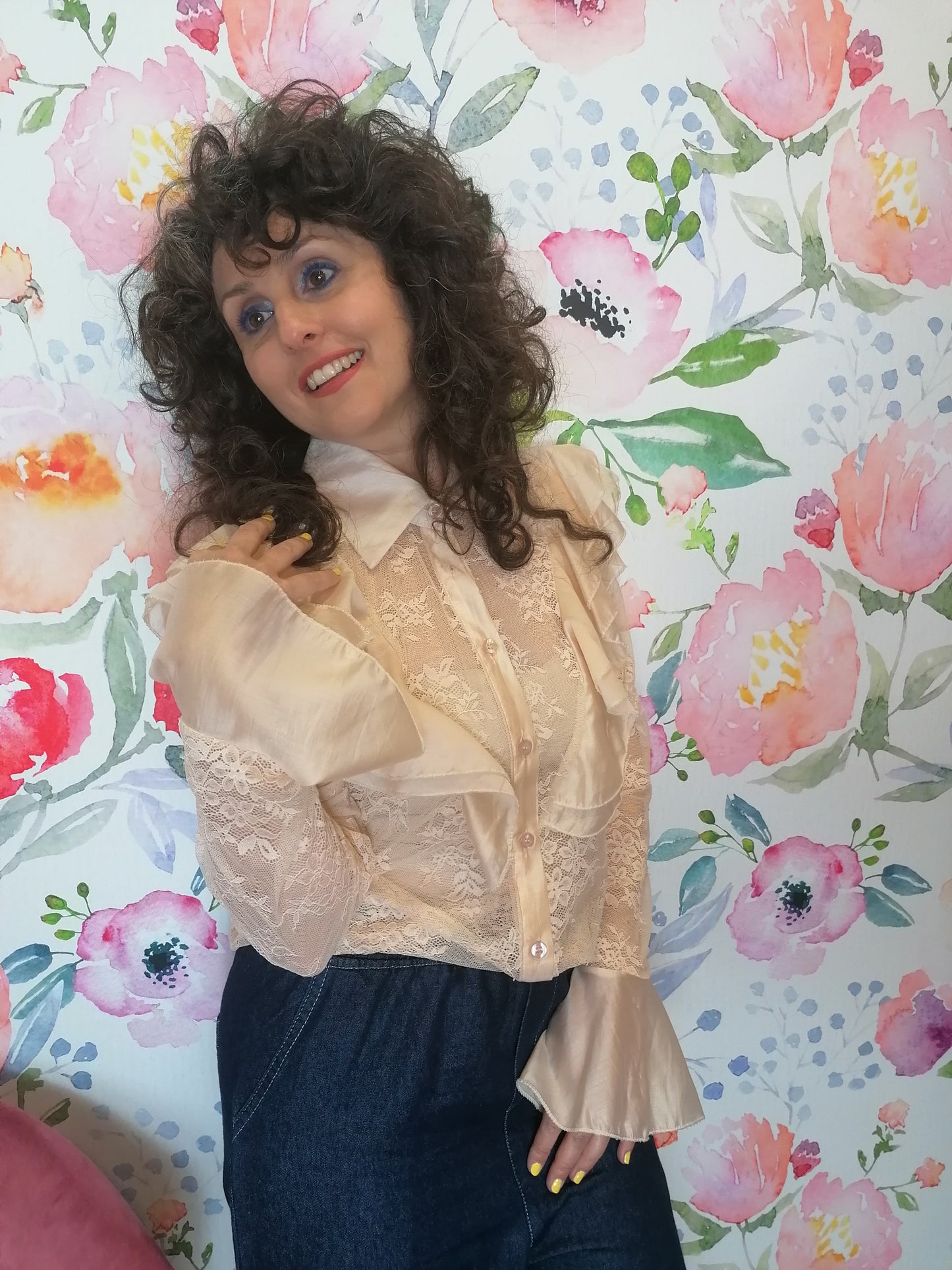 Camicia in pizzo con polsini a campana