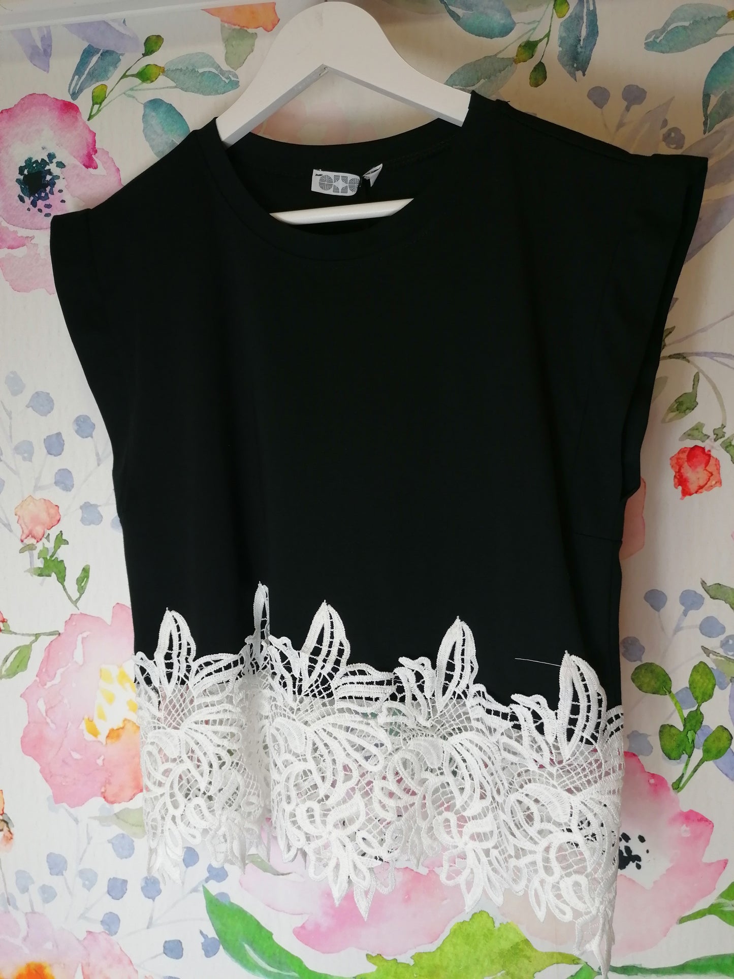 T-shirt con applicazione pizzo