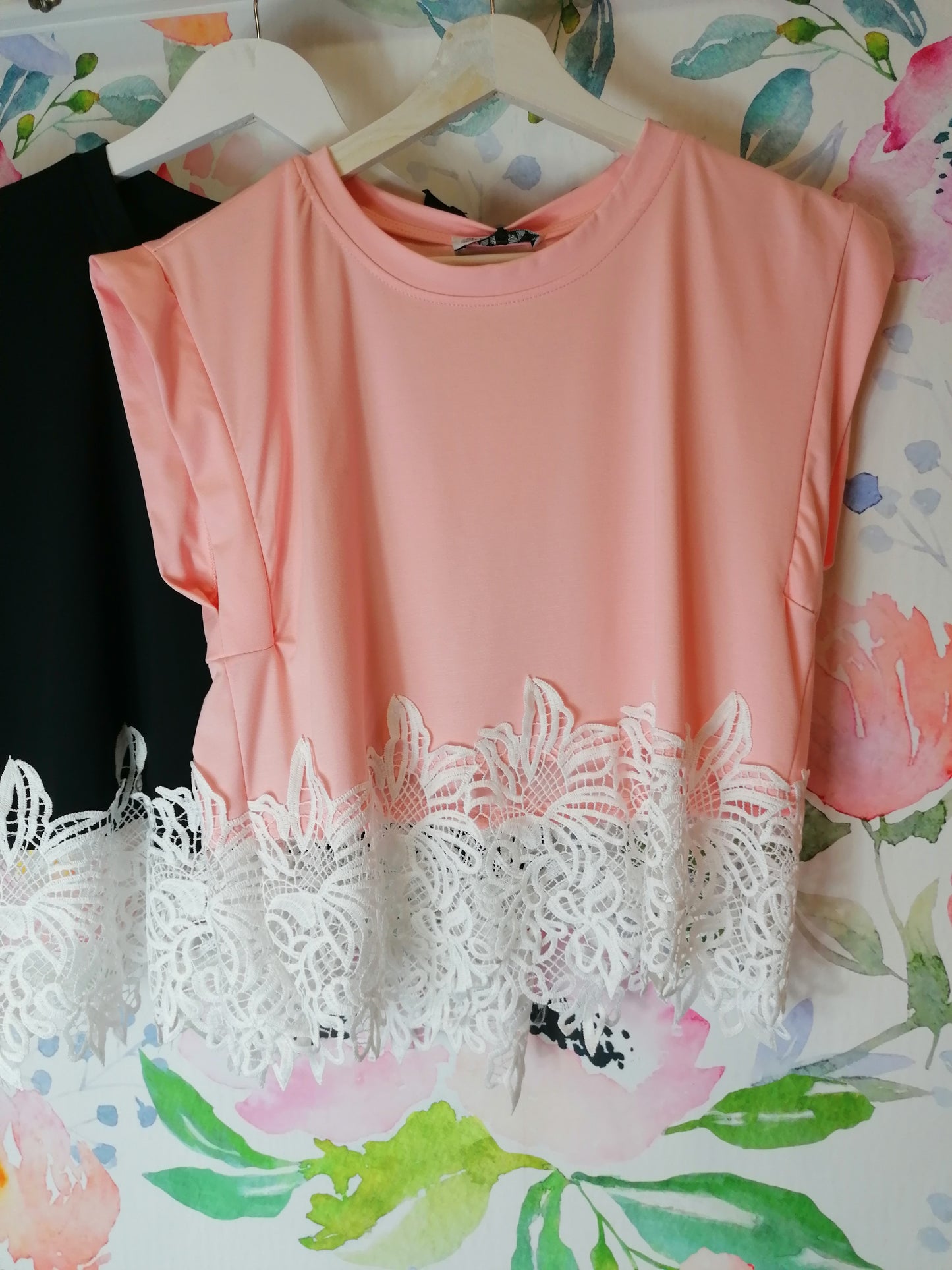T-shirt con applicazione pizzo
