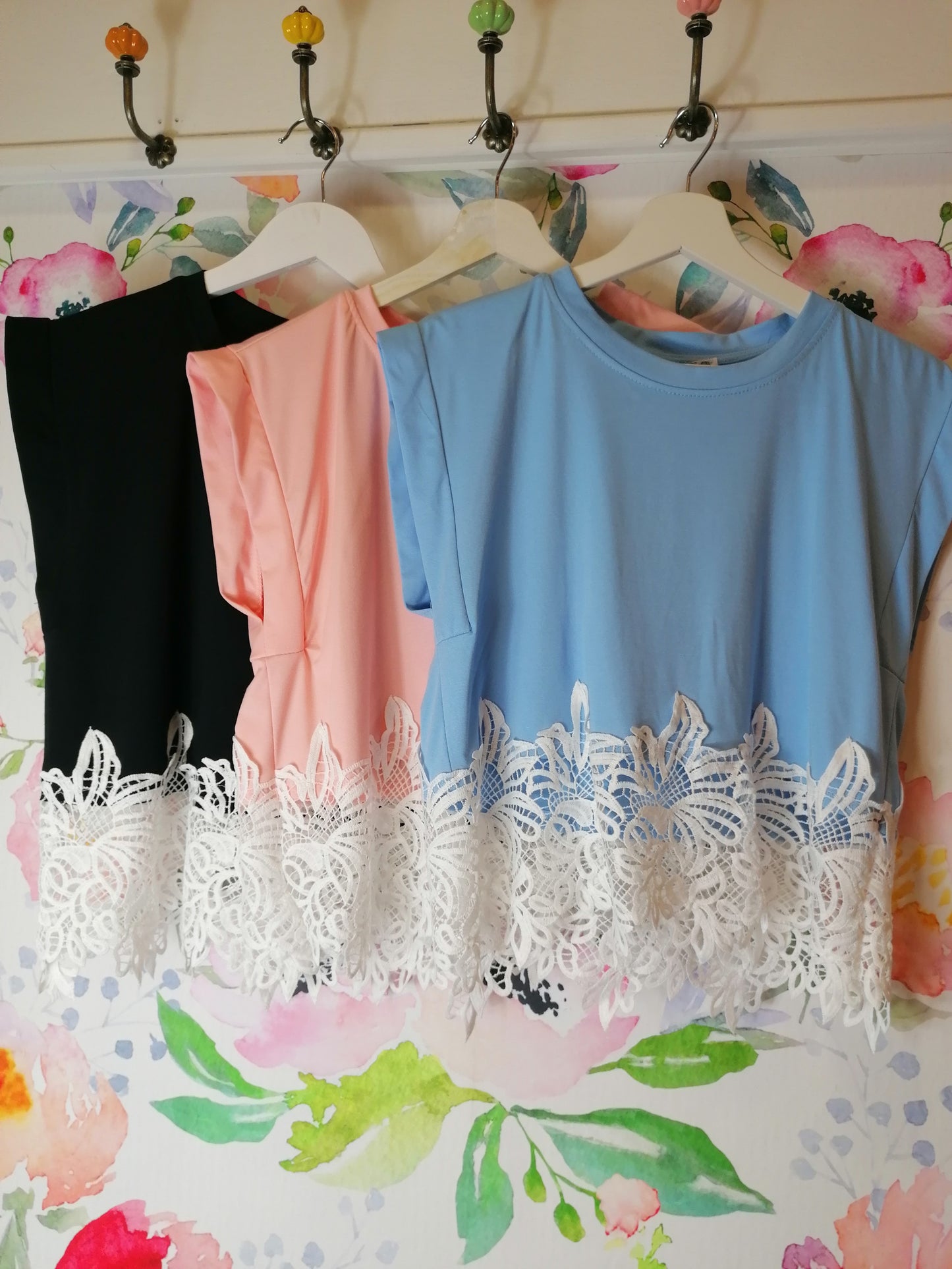 T-shirt con applicazione pizzo