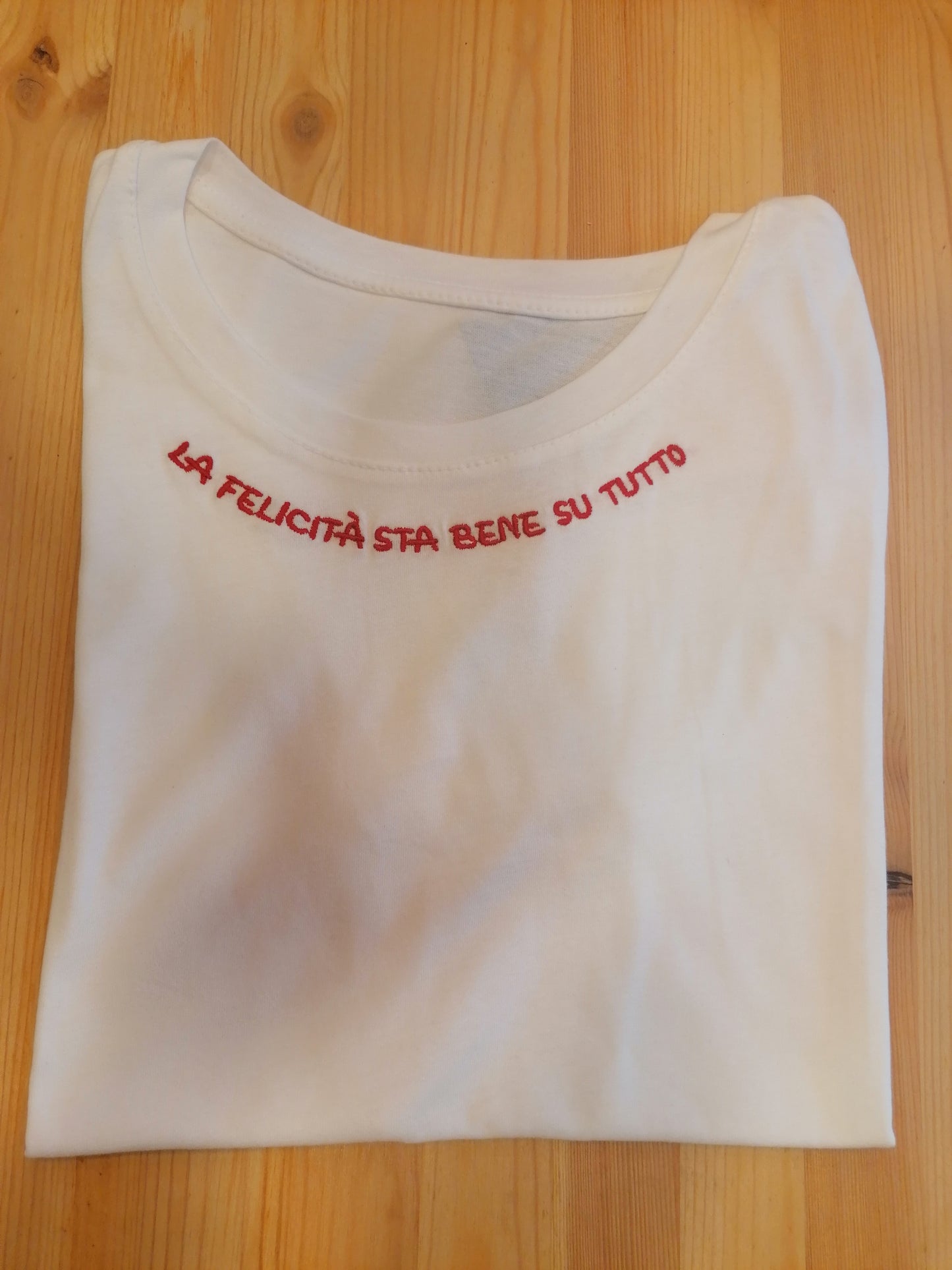 T-shirt "la felicità sta bene su tutto"
