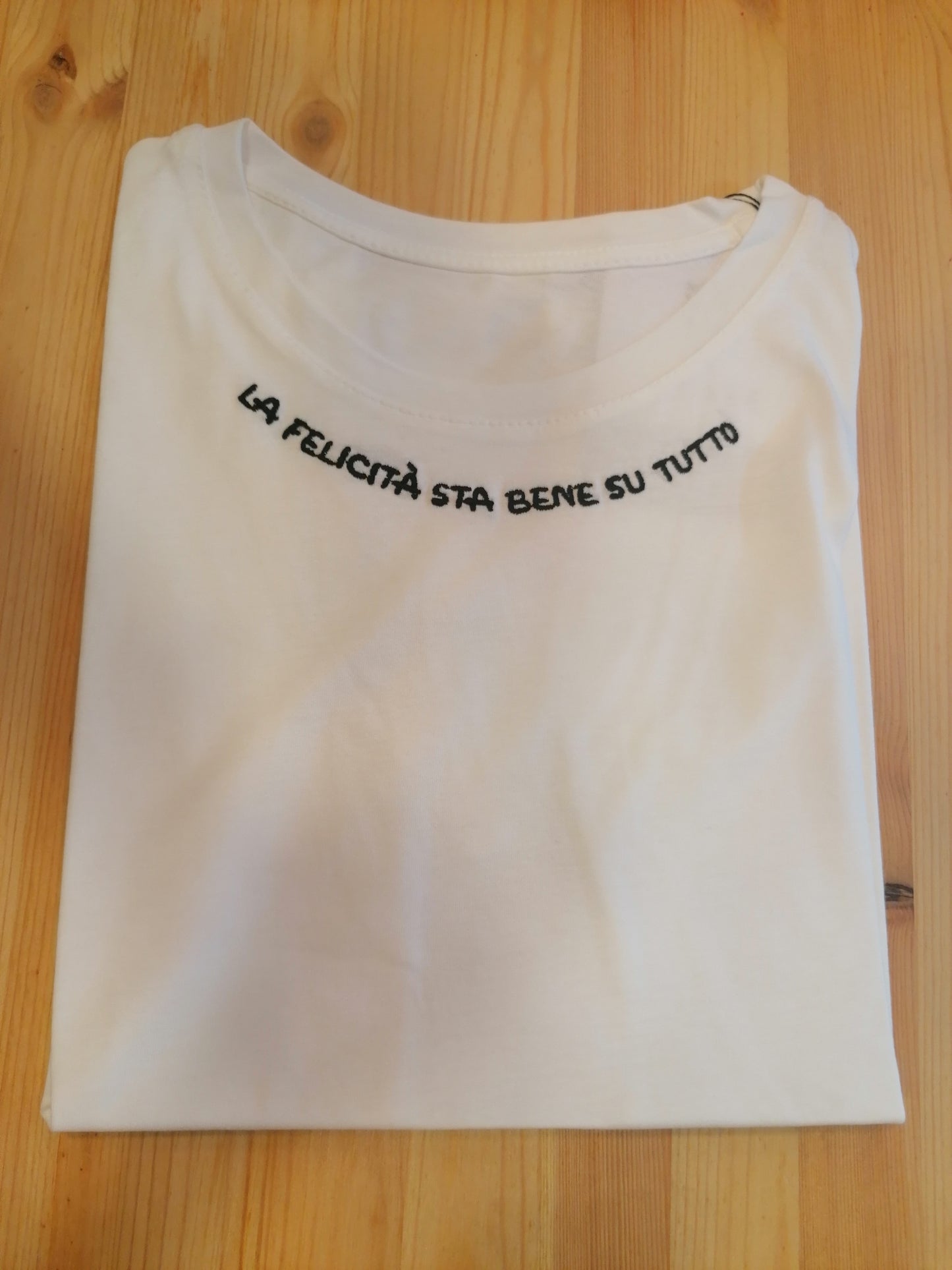 T-shirt "la felicità sta bene su tutto"
