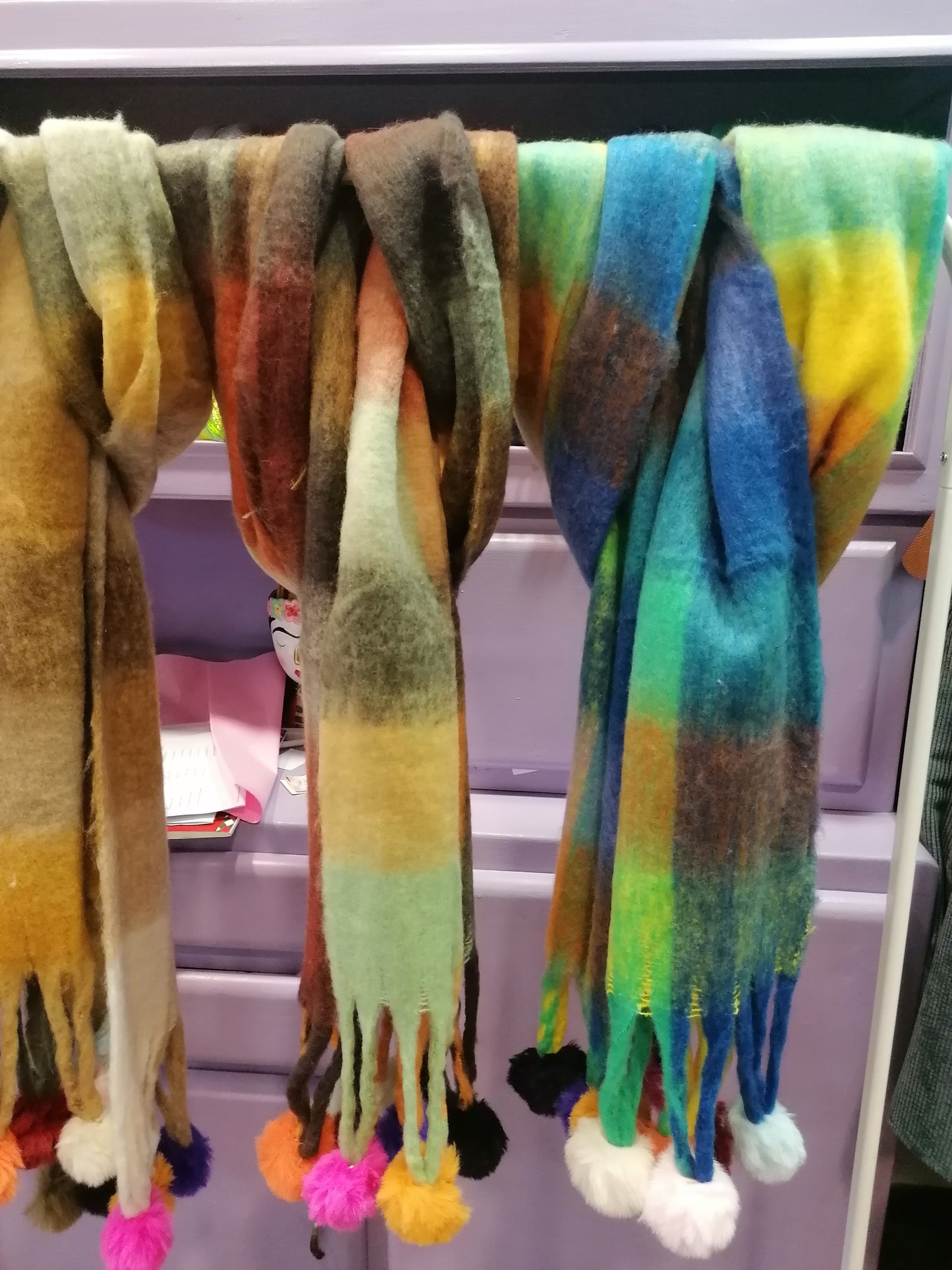 Sciarpa colorata con ponpon