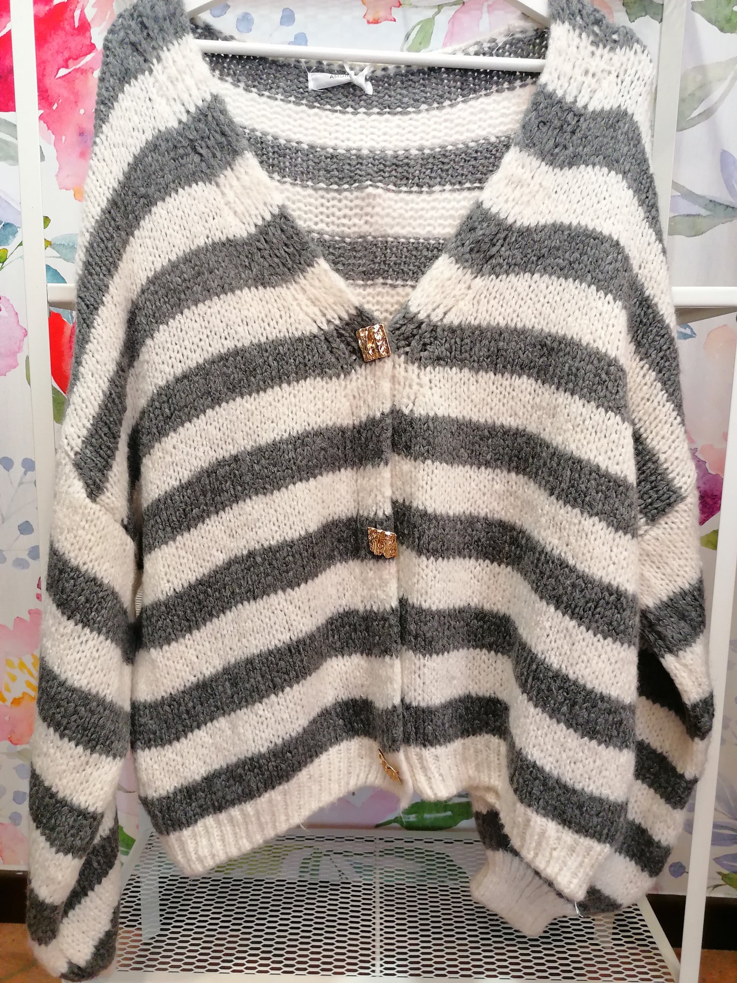 Cardigan a righe con spille dorate