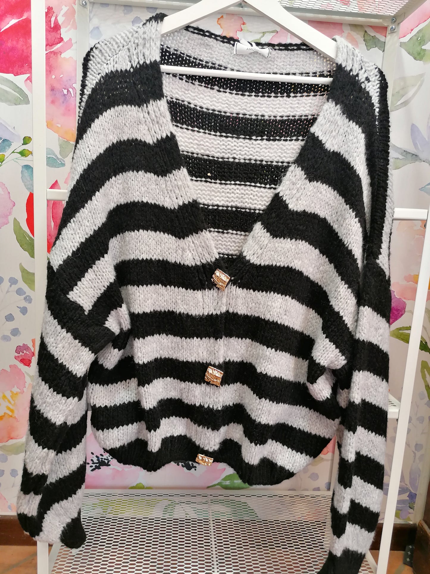 Cardigan a righe con spille dorate