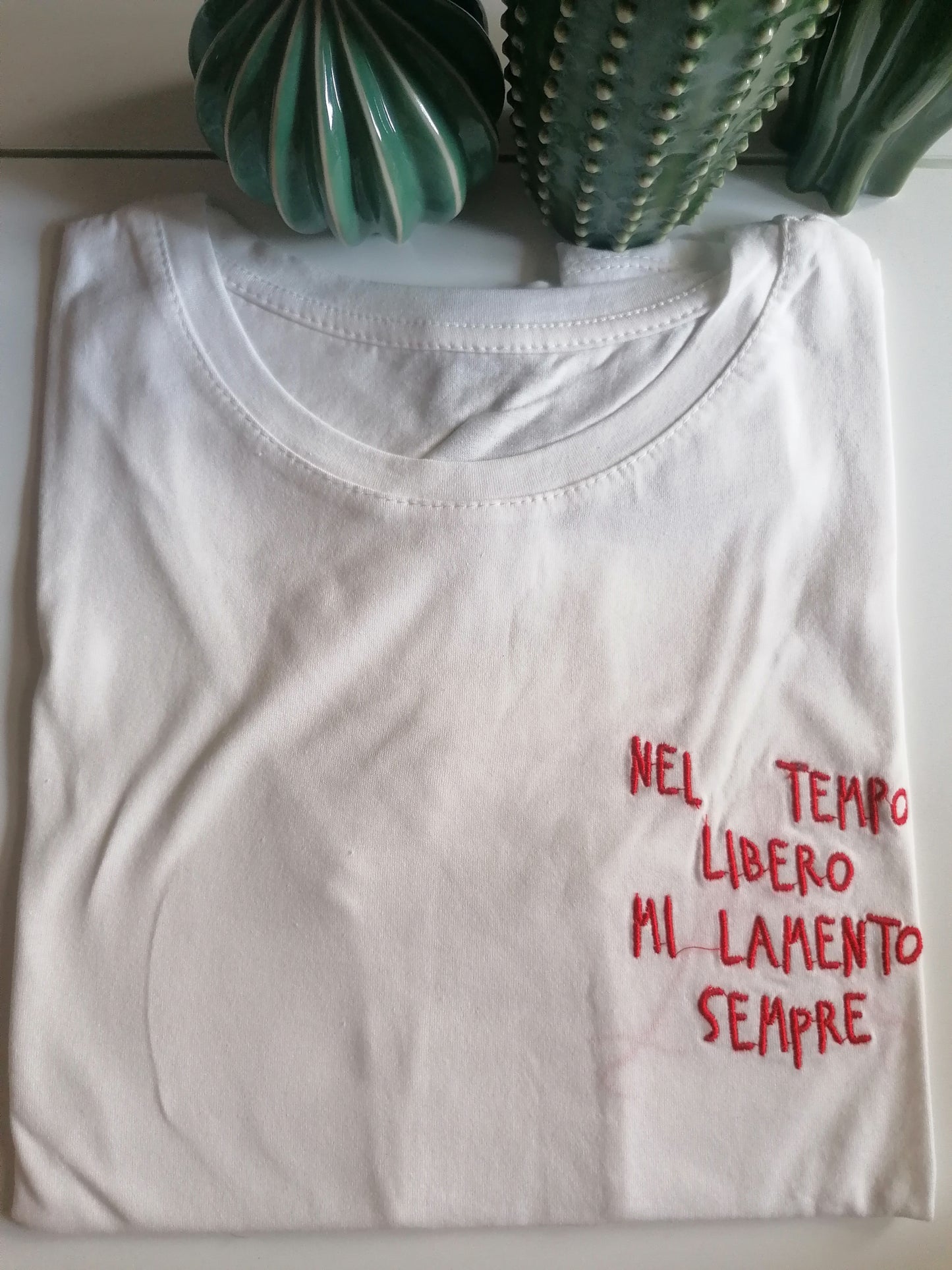 T-shirt ricamata "nel tempo libero mi lamento sempre"