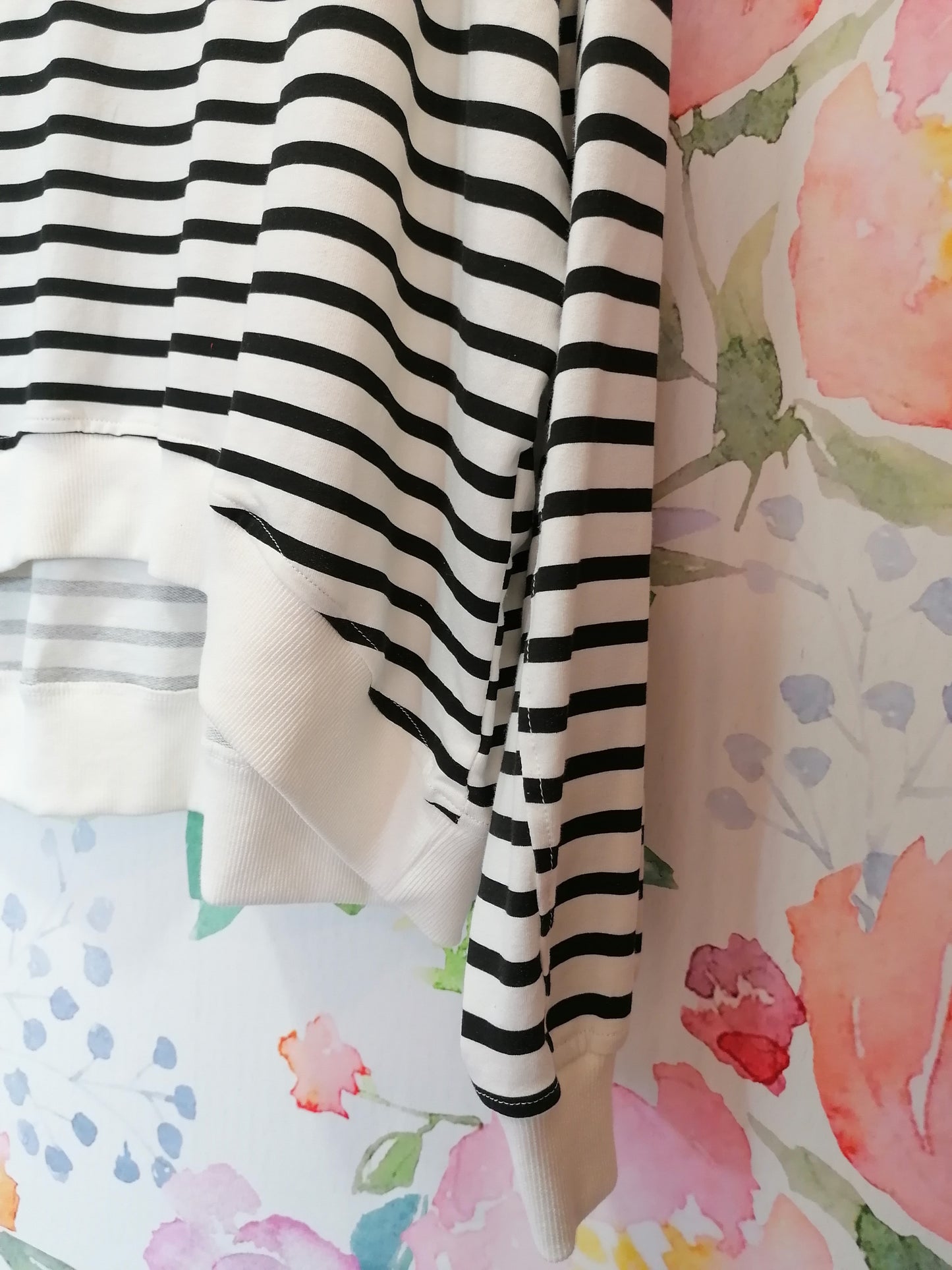 Maglia di cotone a righe scollo a V nero