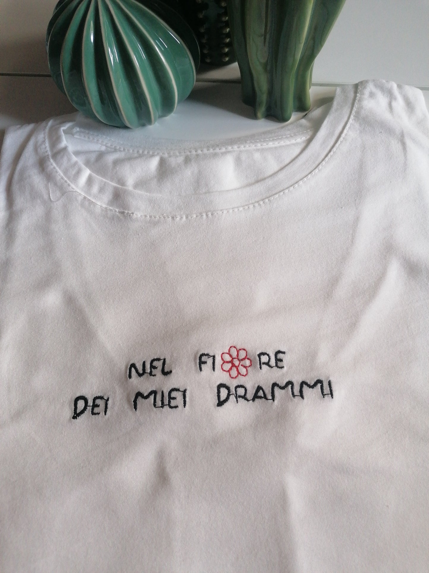 T-shirt ricamata "nel fiore dei miei drammi"