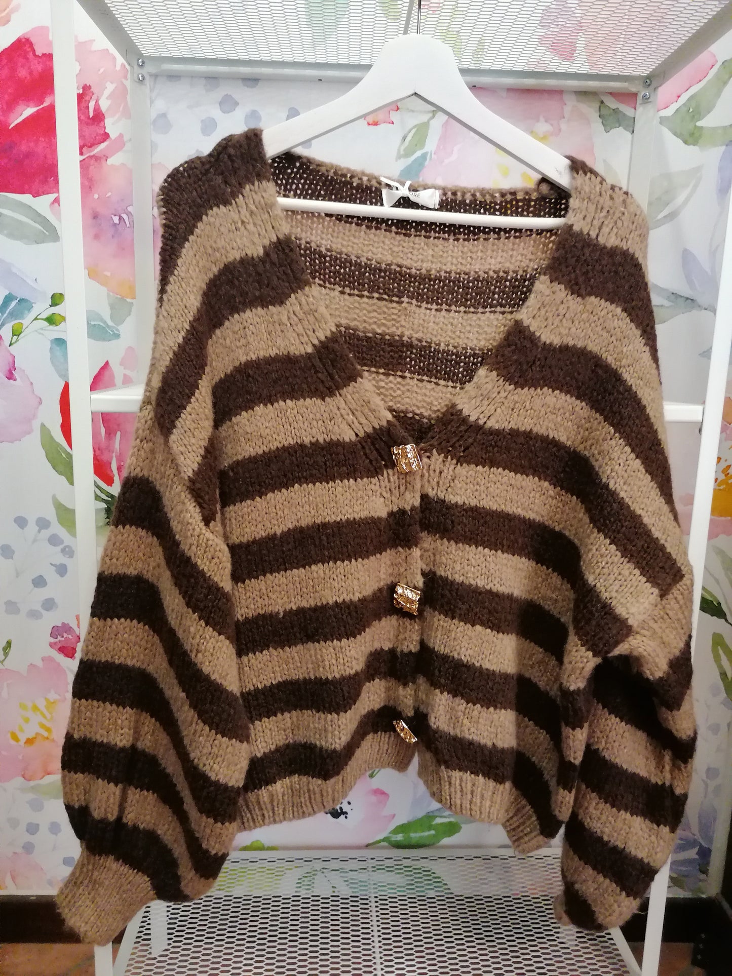 Cardigan a righe con spille dorate