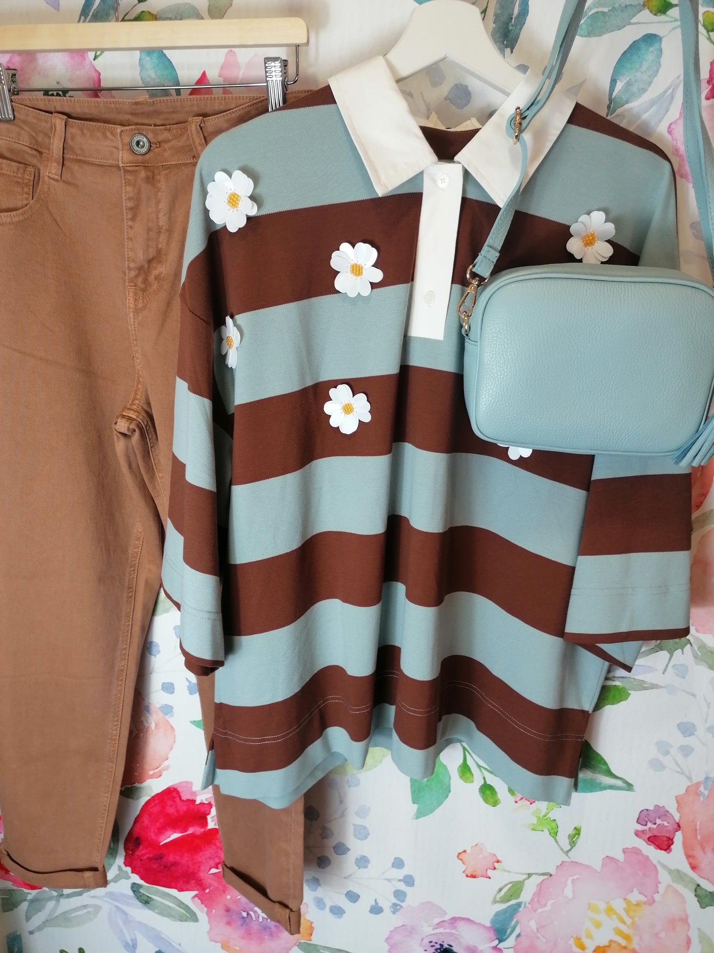 Polo over righe e fiori marrone