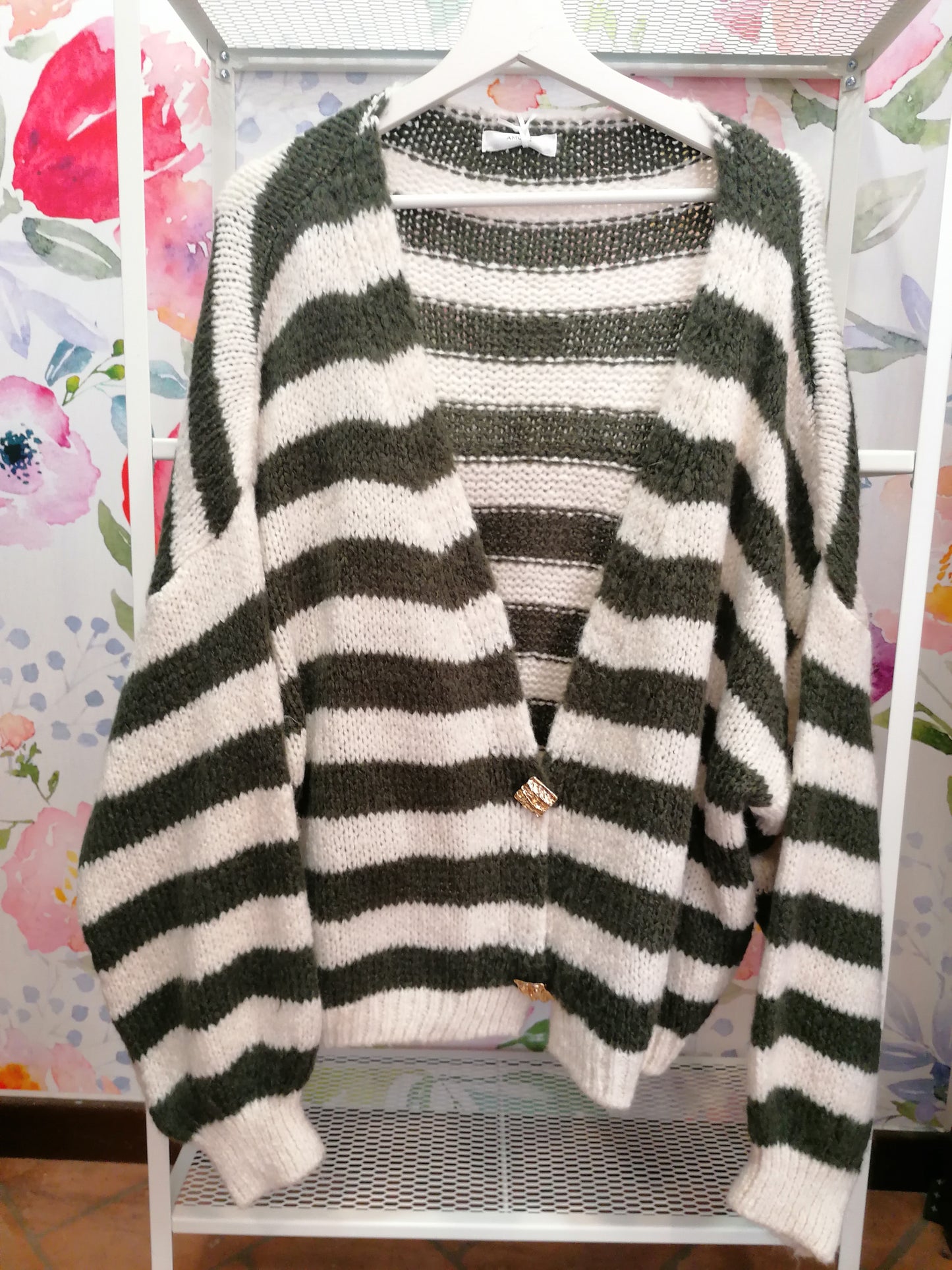 Cardigan a righe con spille dorate