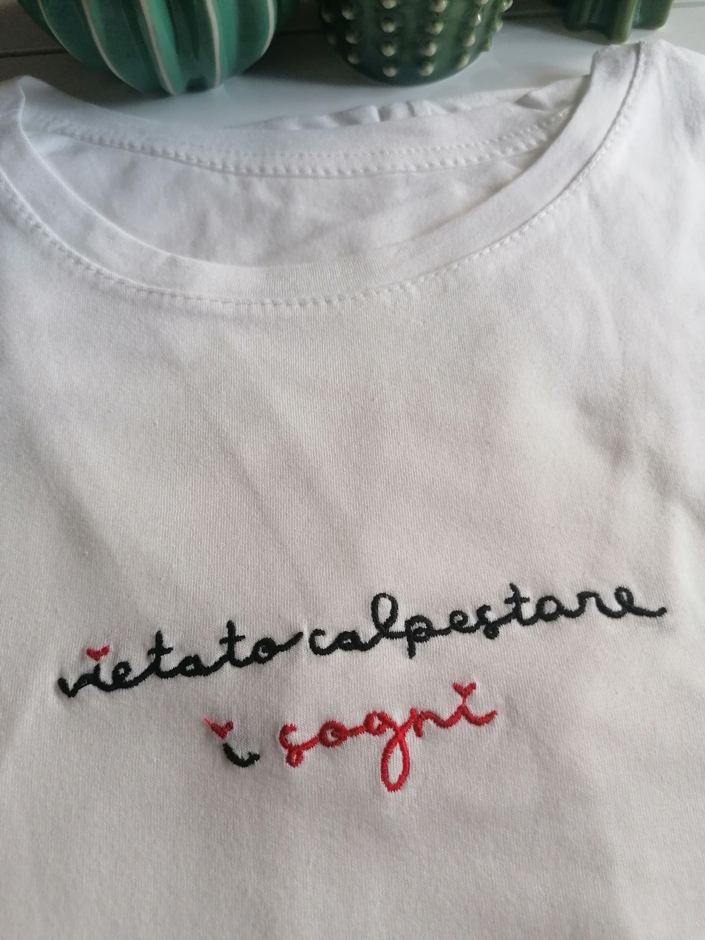 T-shirt ricamata "vietato calpestare i sogni"