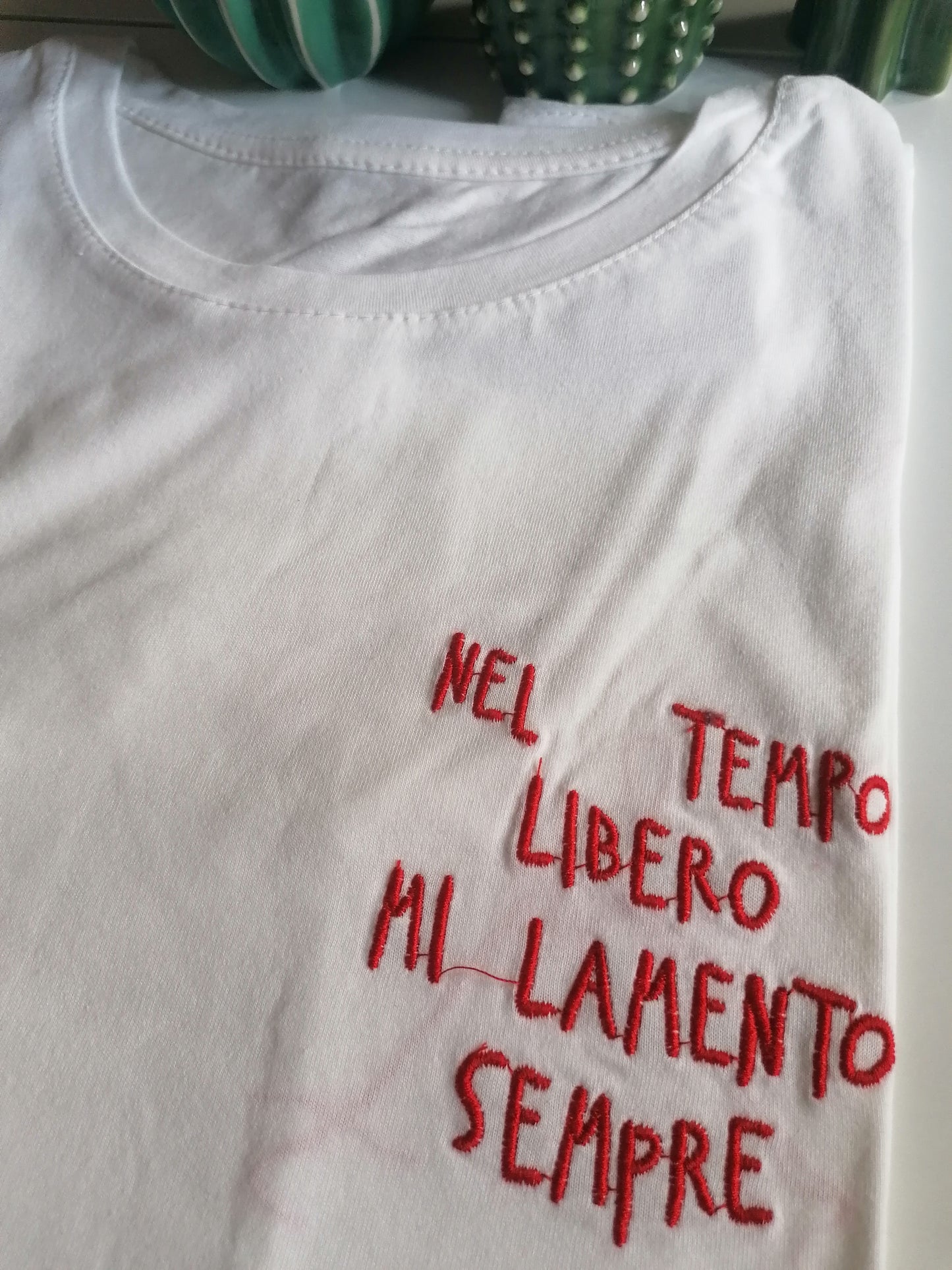 T-shirt ricamata "nel tempo libero mi lamento sempre"