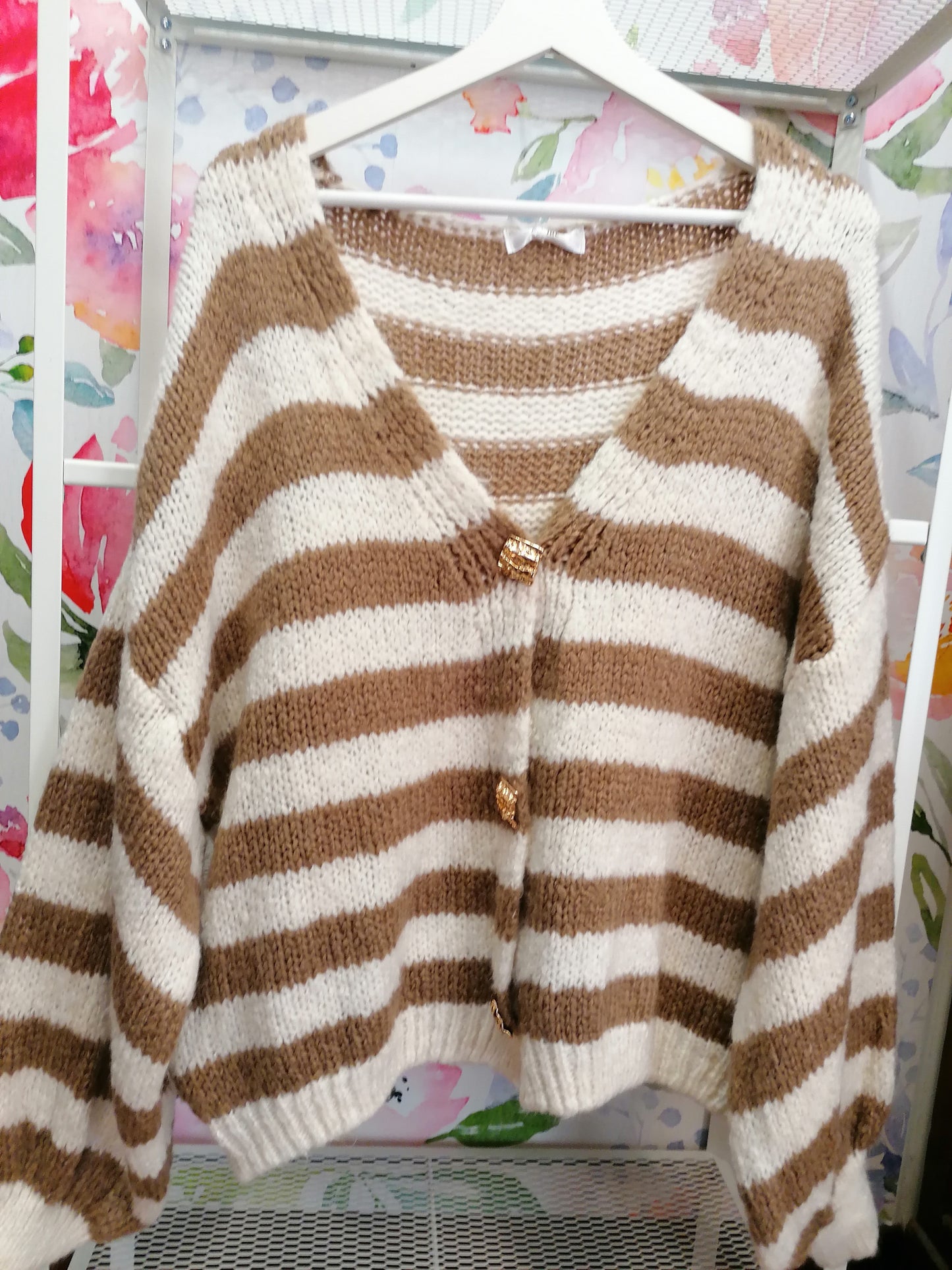 Cardigan a righe con spille dorate