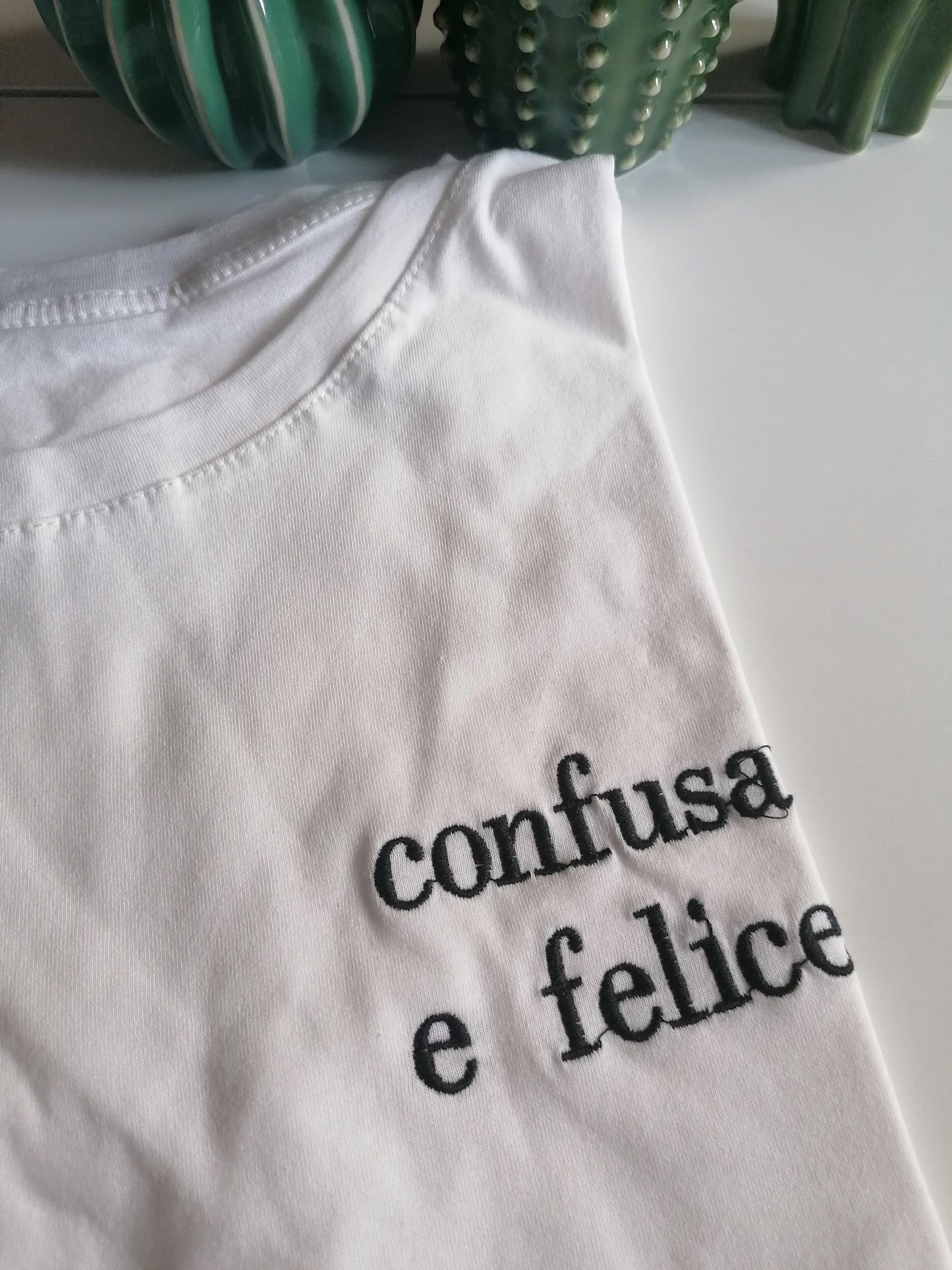 T-shirt ricamata "confusa e felice"