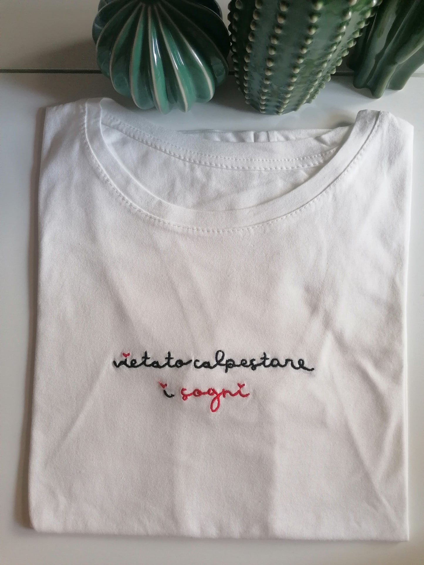 T-shirt ricamata "vietato calpestare i sogni"