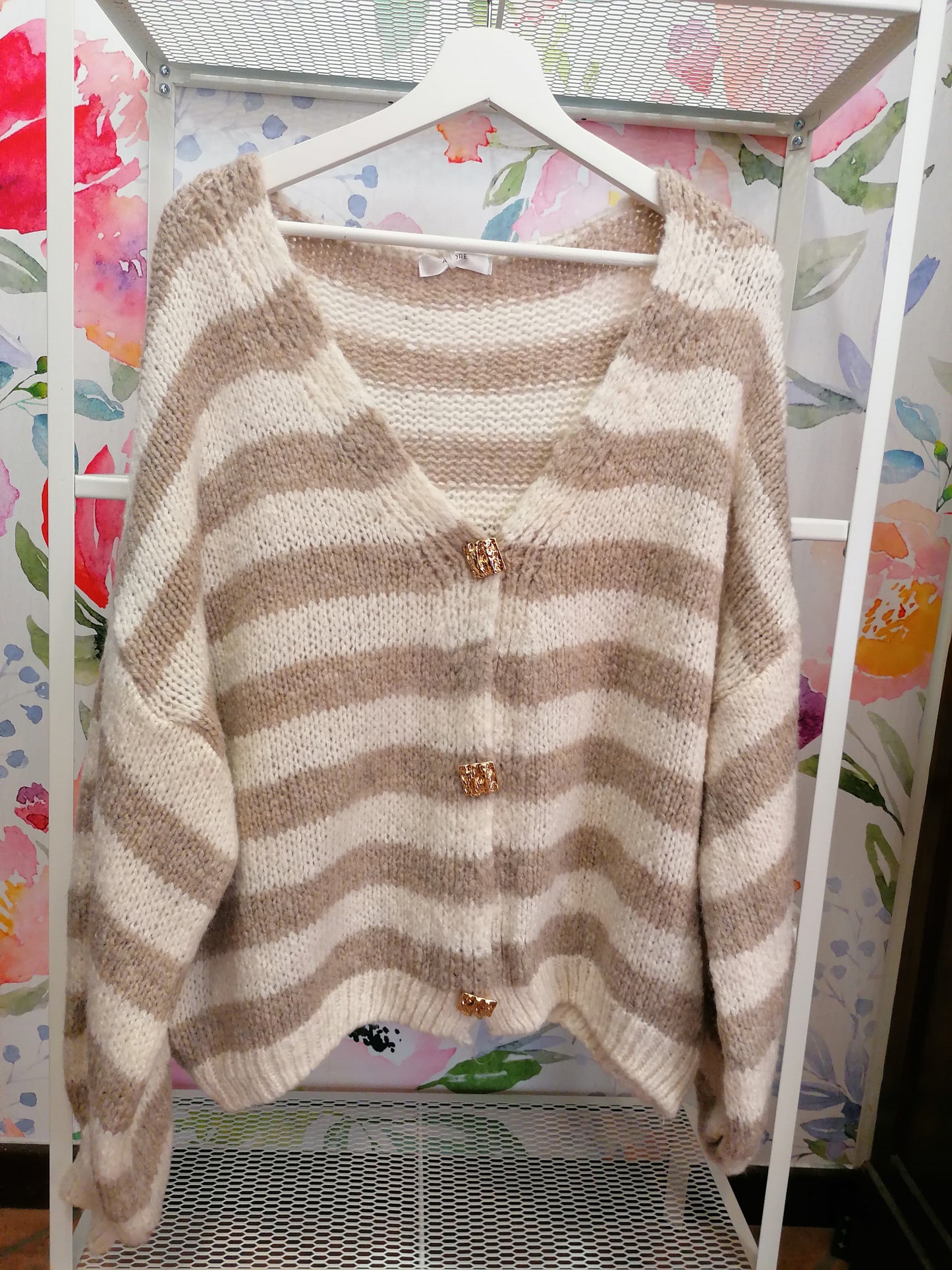 Cardigan a righe con spille dorate