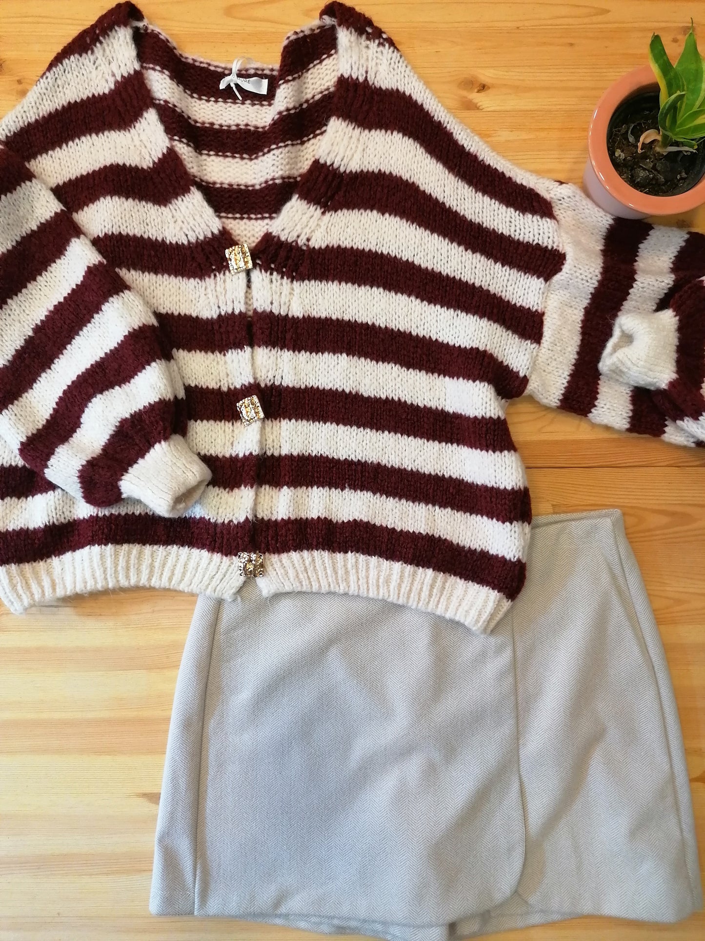 Cardigan a righe con spille dorate