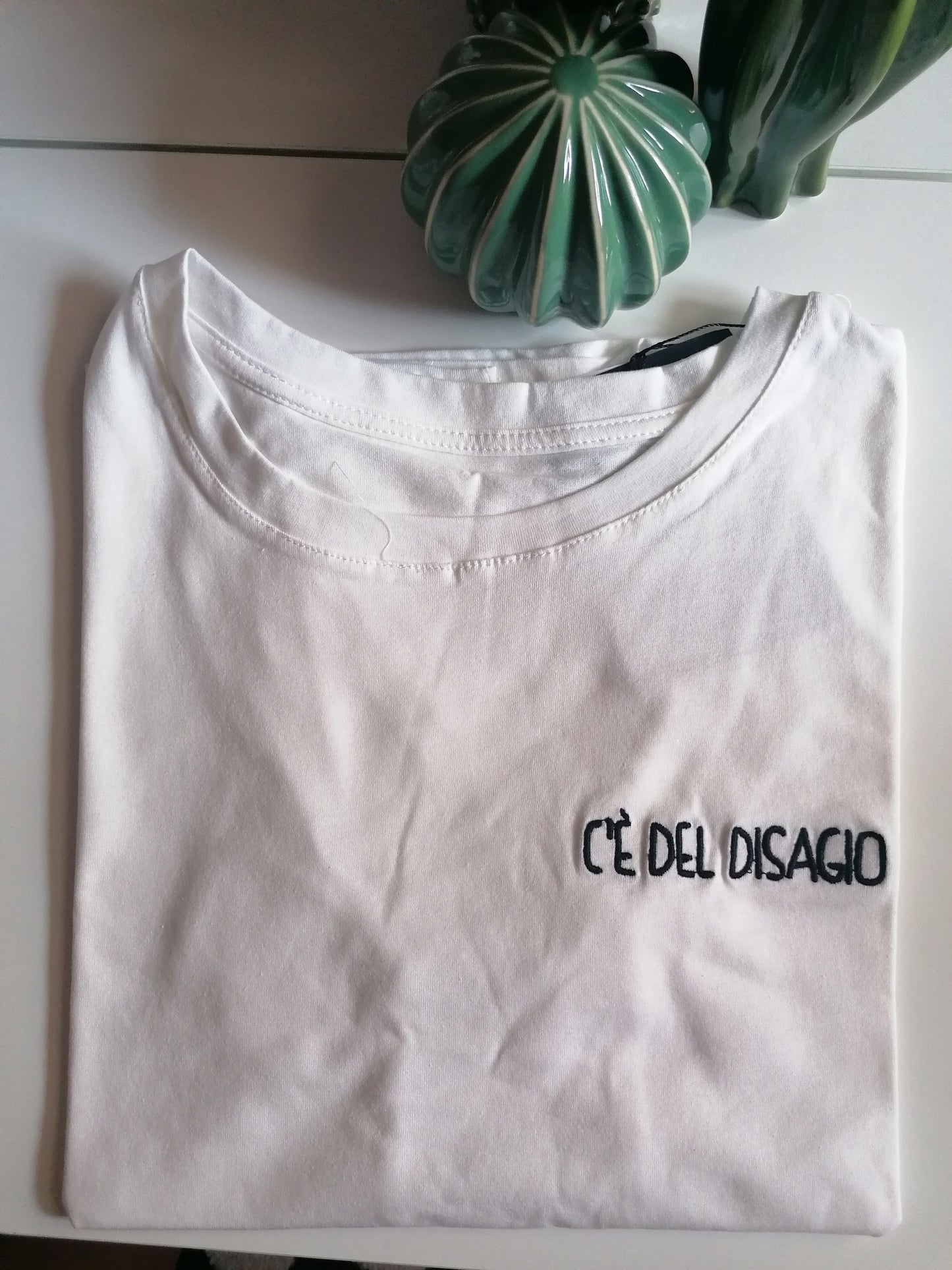 T-shirt ricamata "c'è del disagio"