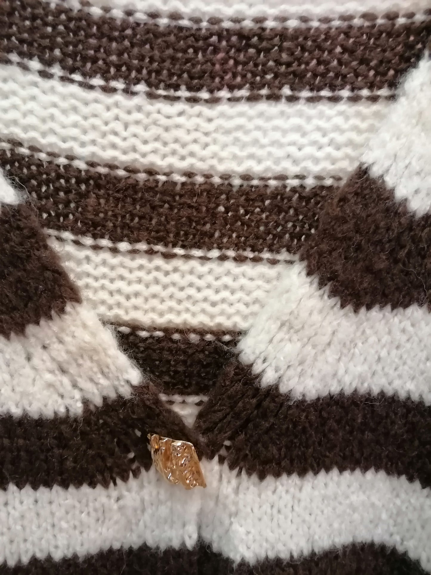 Cardigan a righe con spille dorate