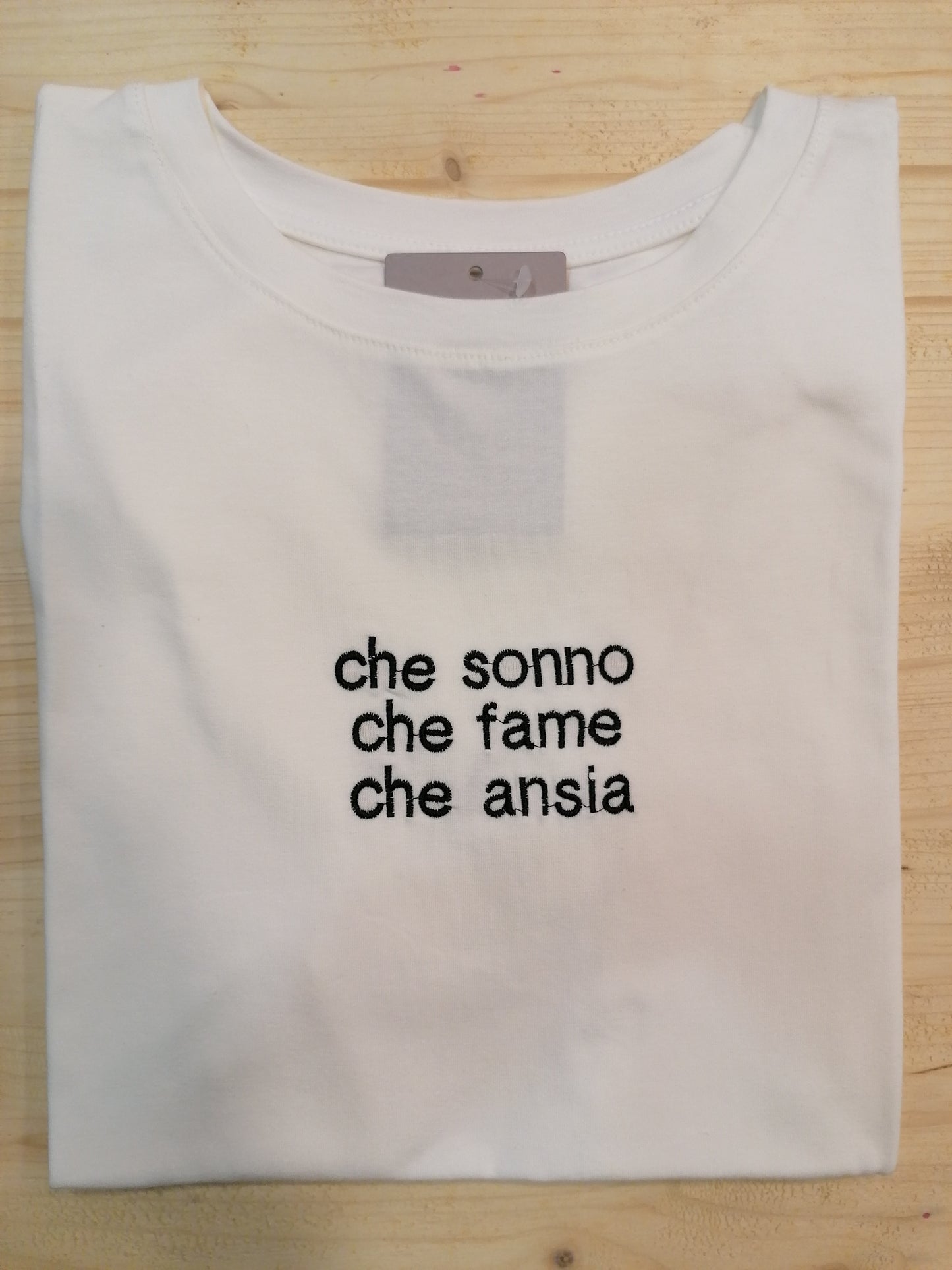 T-shirt ricamata CHE SONNO CHE FAME CHE ANSIA