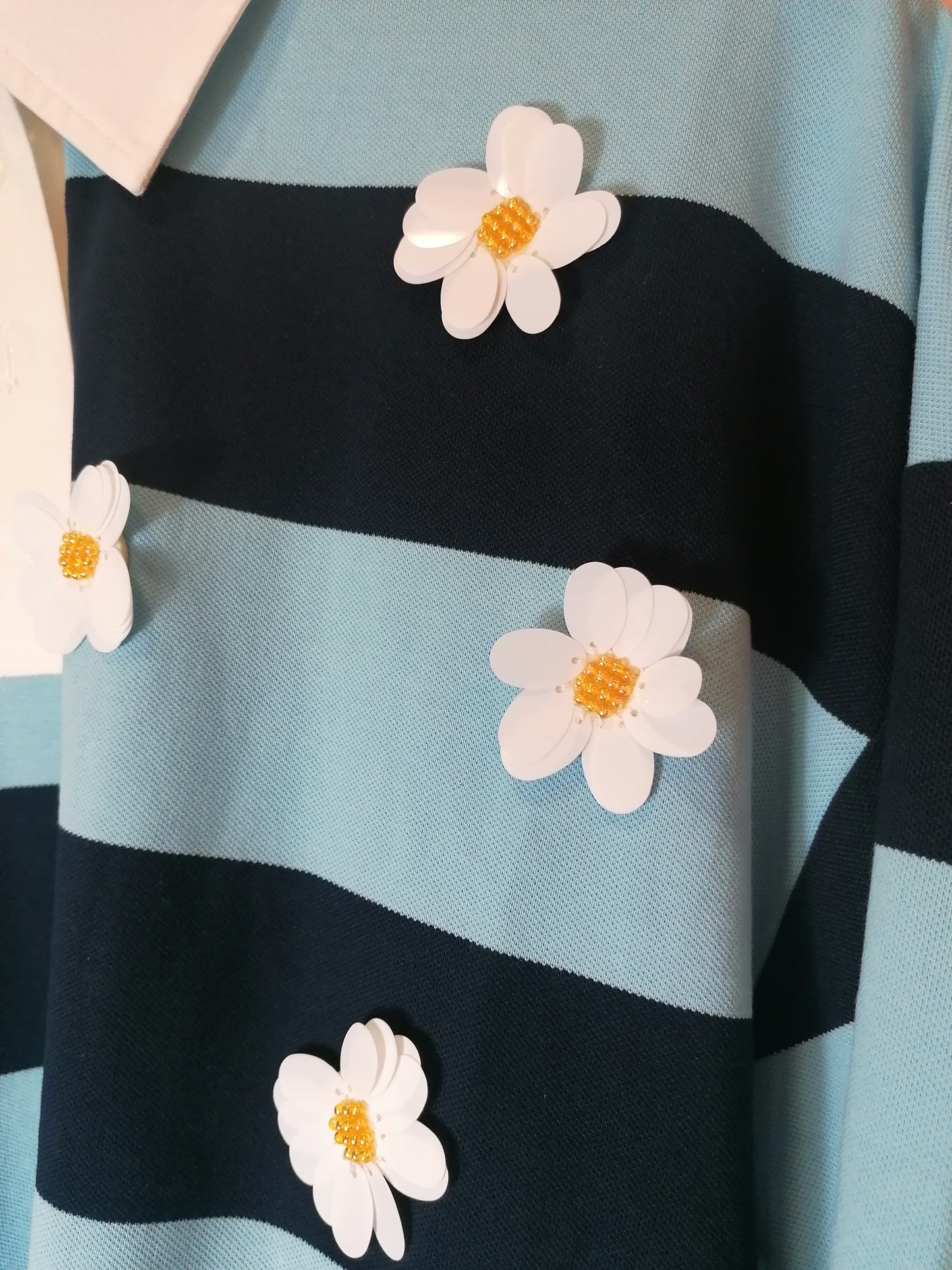Polo over righe e fiori blu