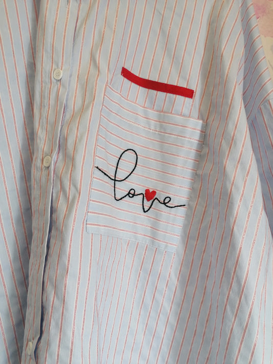 Camicia over scritta "love"