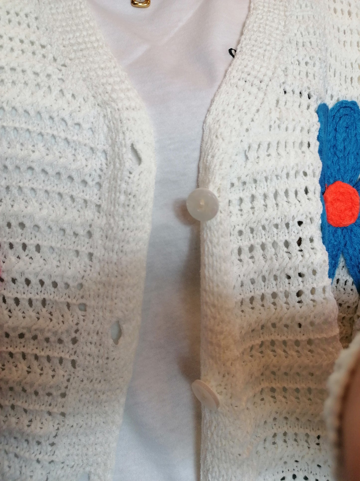 Cardigan traforato e fiori ricamati