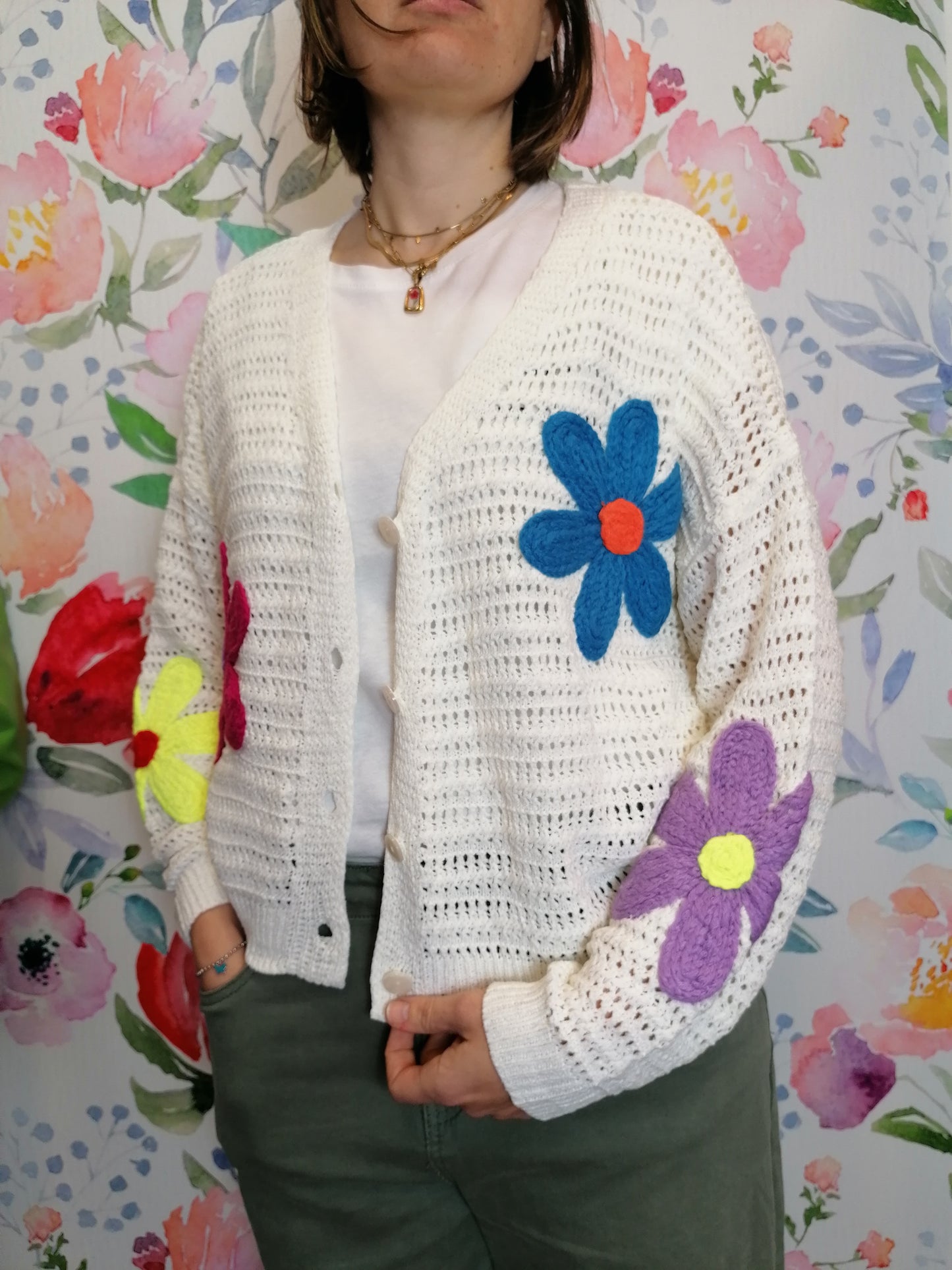 Cardigan traforato e fiori ricamati