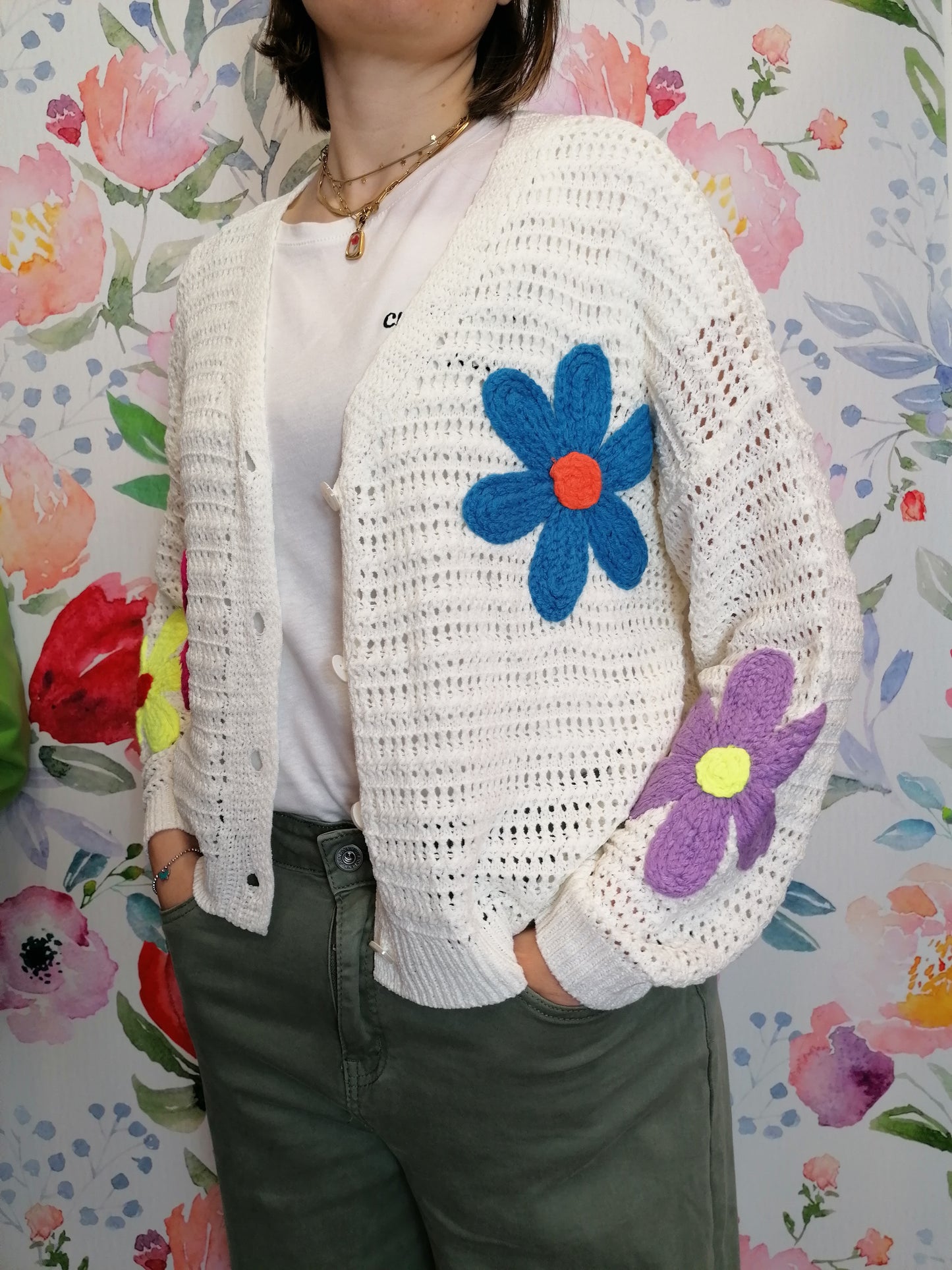 Cardigan traforato e fiori ricamati