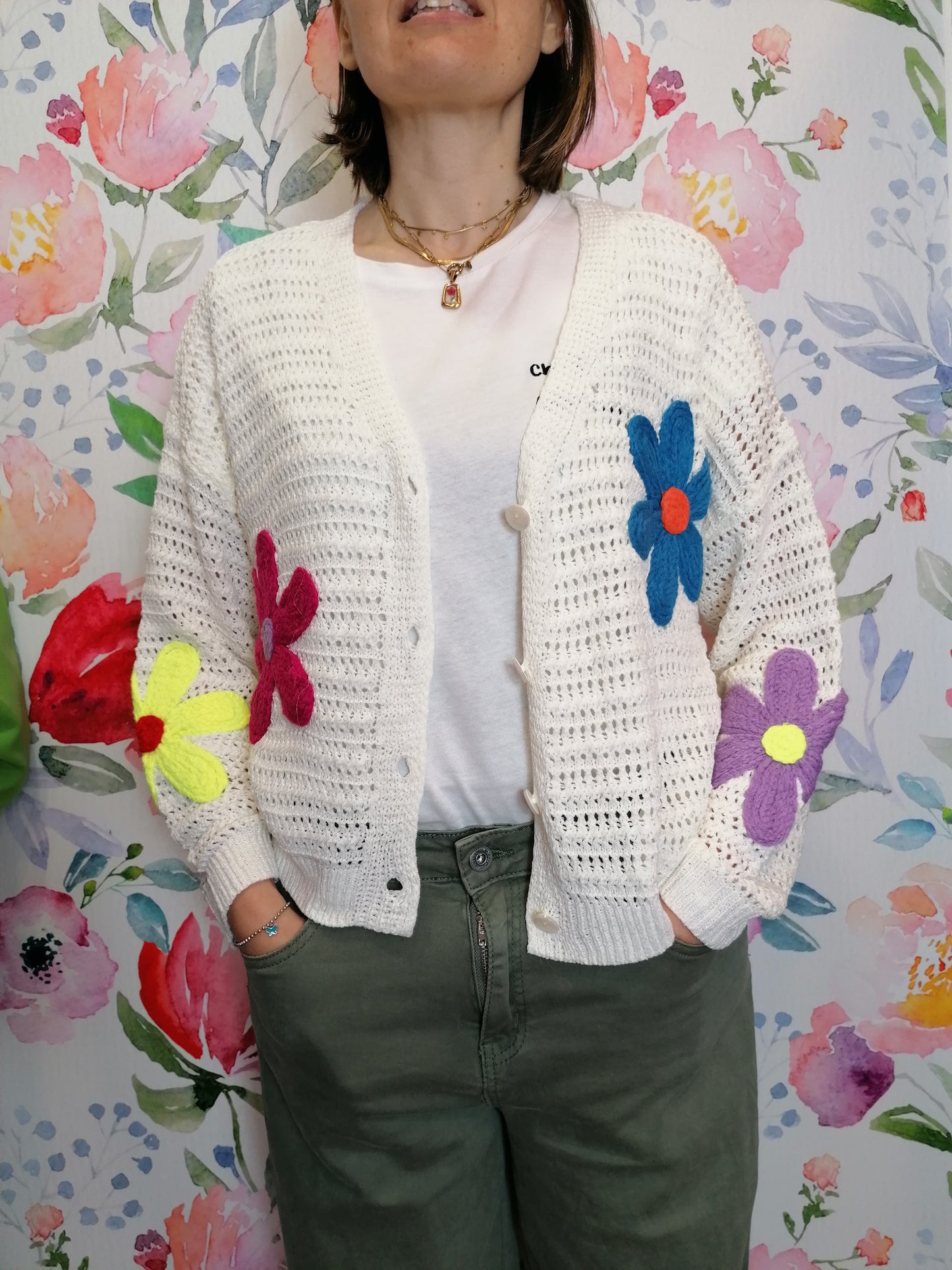 Cardigan traforato e fiori ricamati