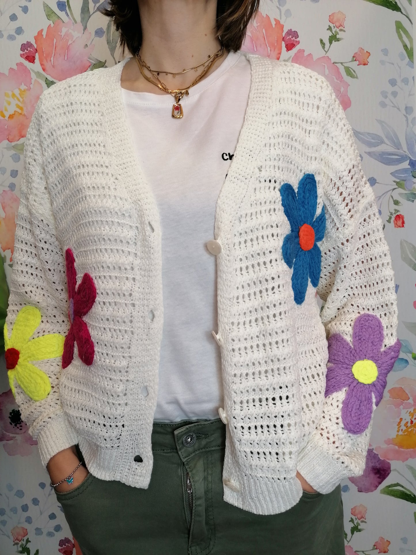 Cardigan traforato e fiori ricamati