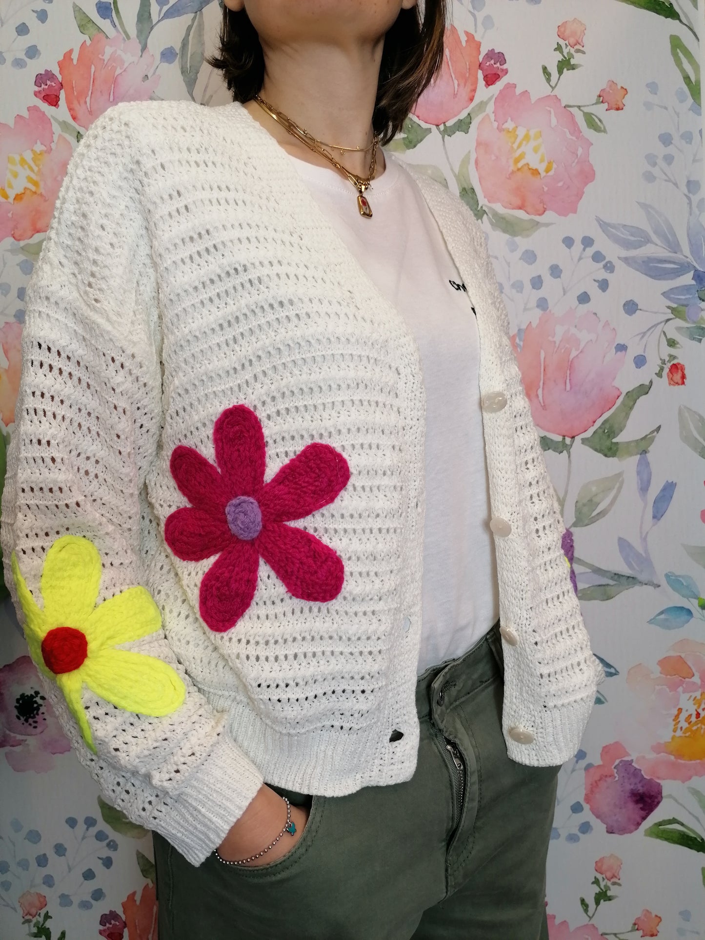 Cardigan traforato e fiori ricamati