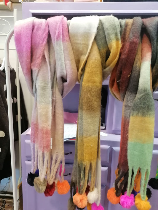 Sciarpa colorata con ponpon