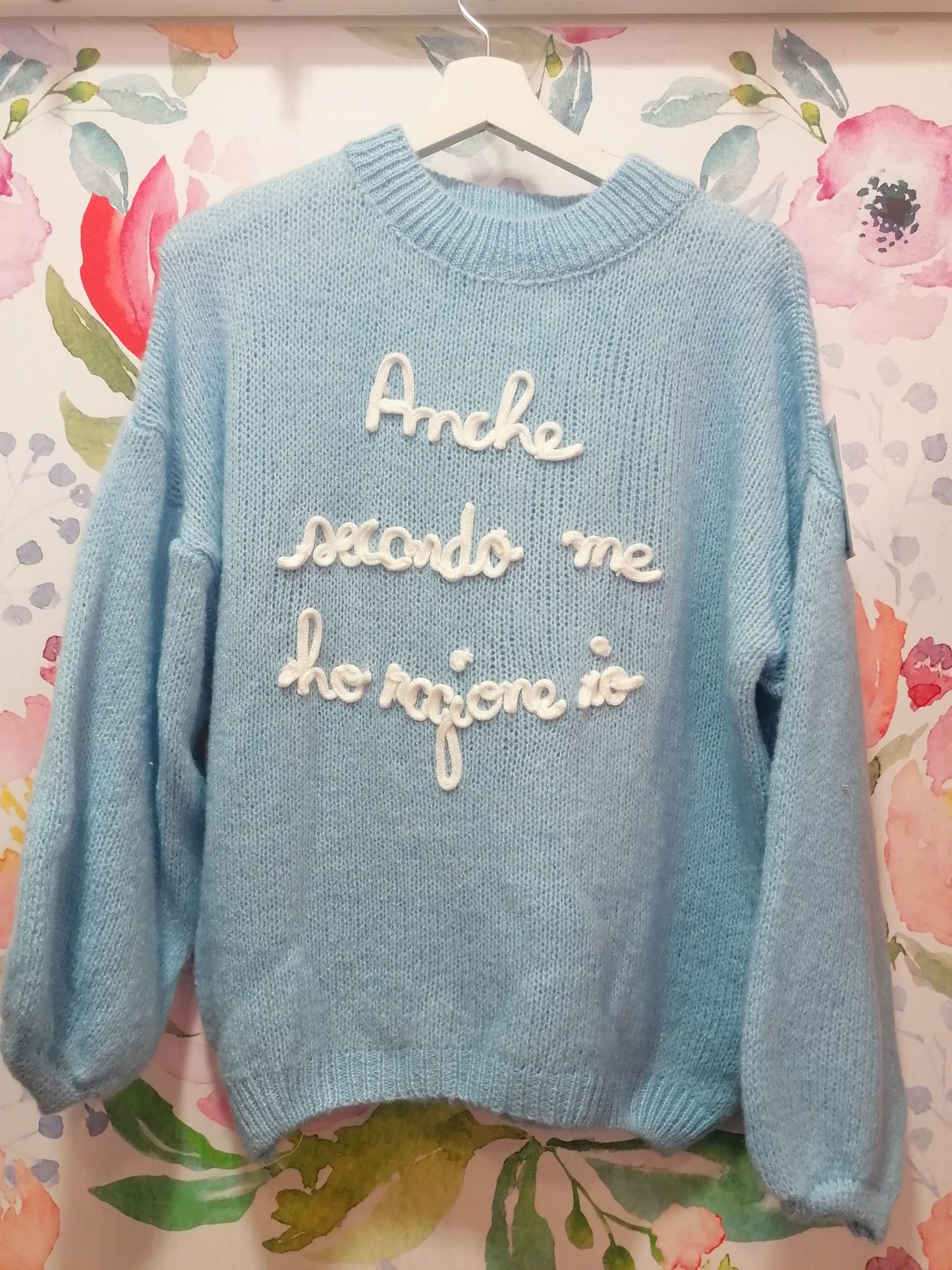 Maglione ricamato "anche secondo me ho ragione io" celeste