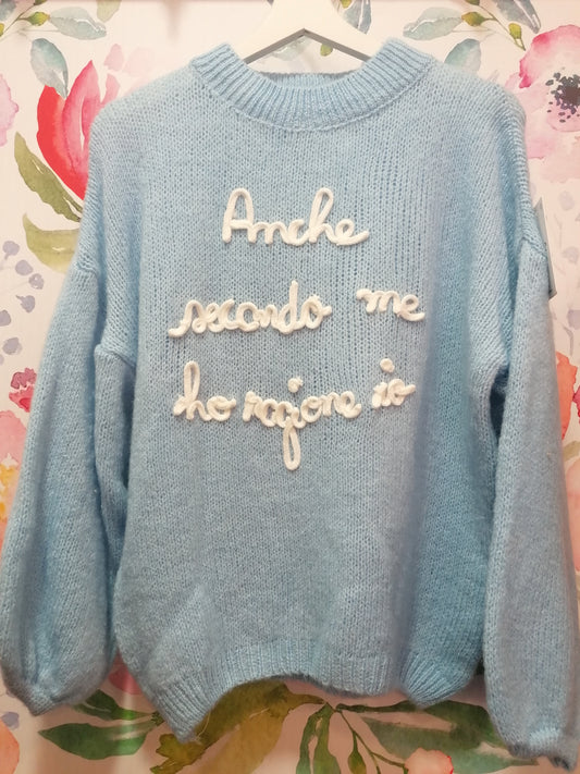 Maglione ricamato "anche secondo me ho ragione io" celeste