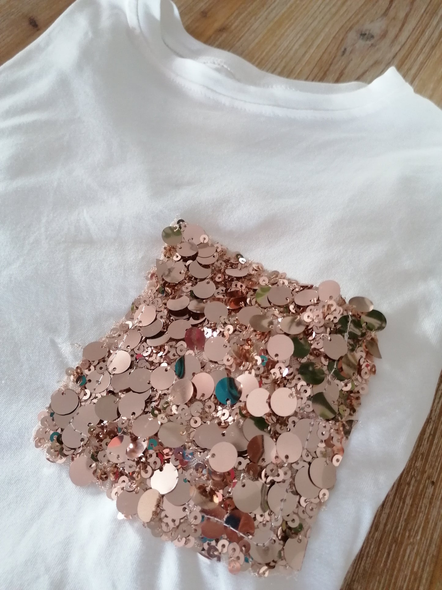 T shirt con tasca in paillettes