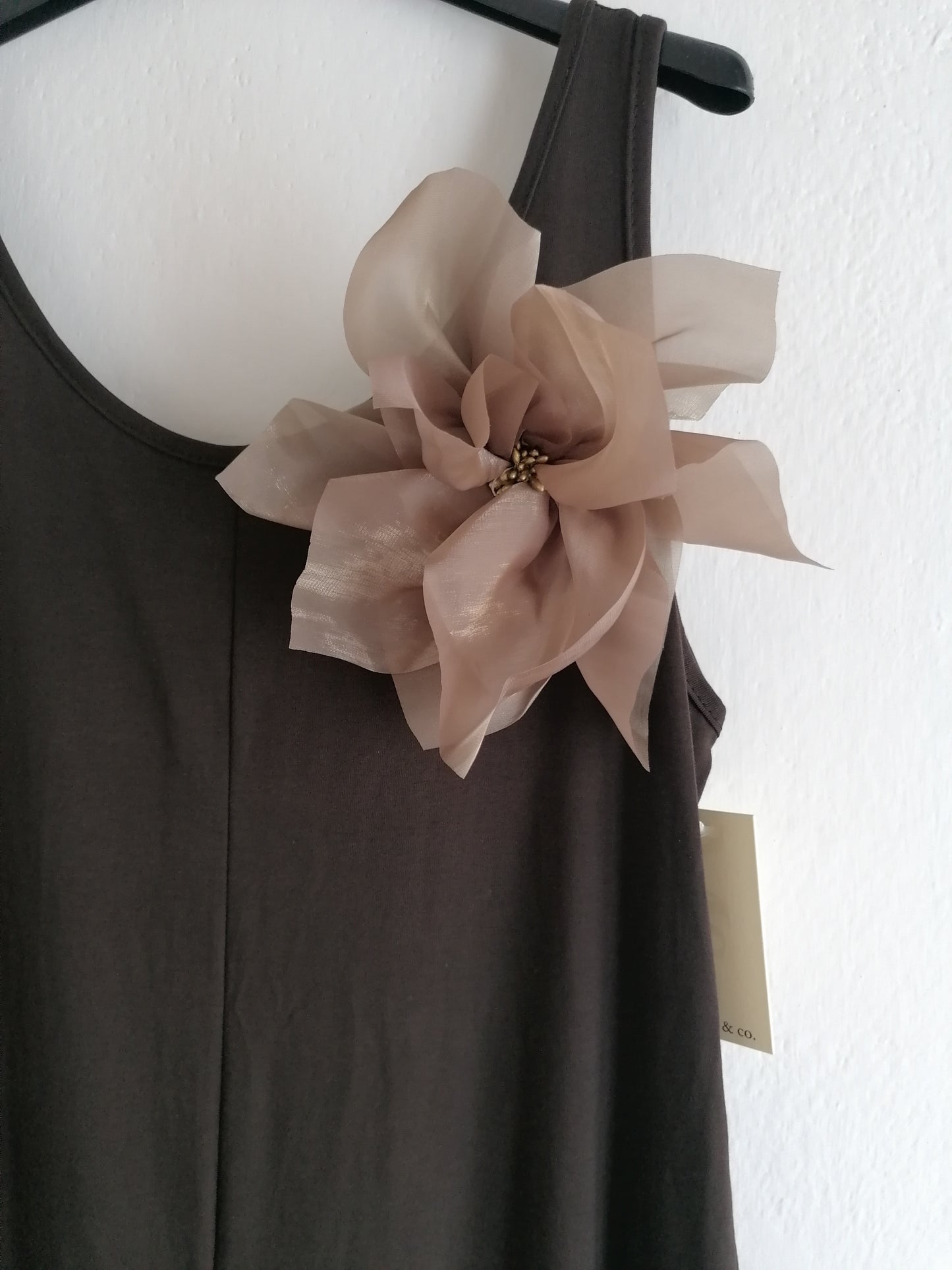 Tuta maxi con spilla a fiore