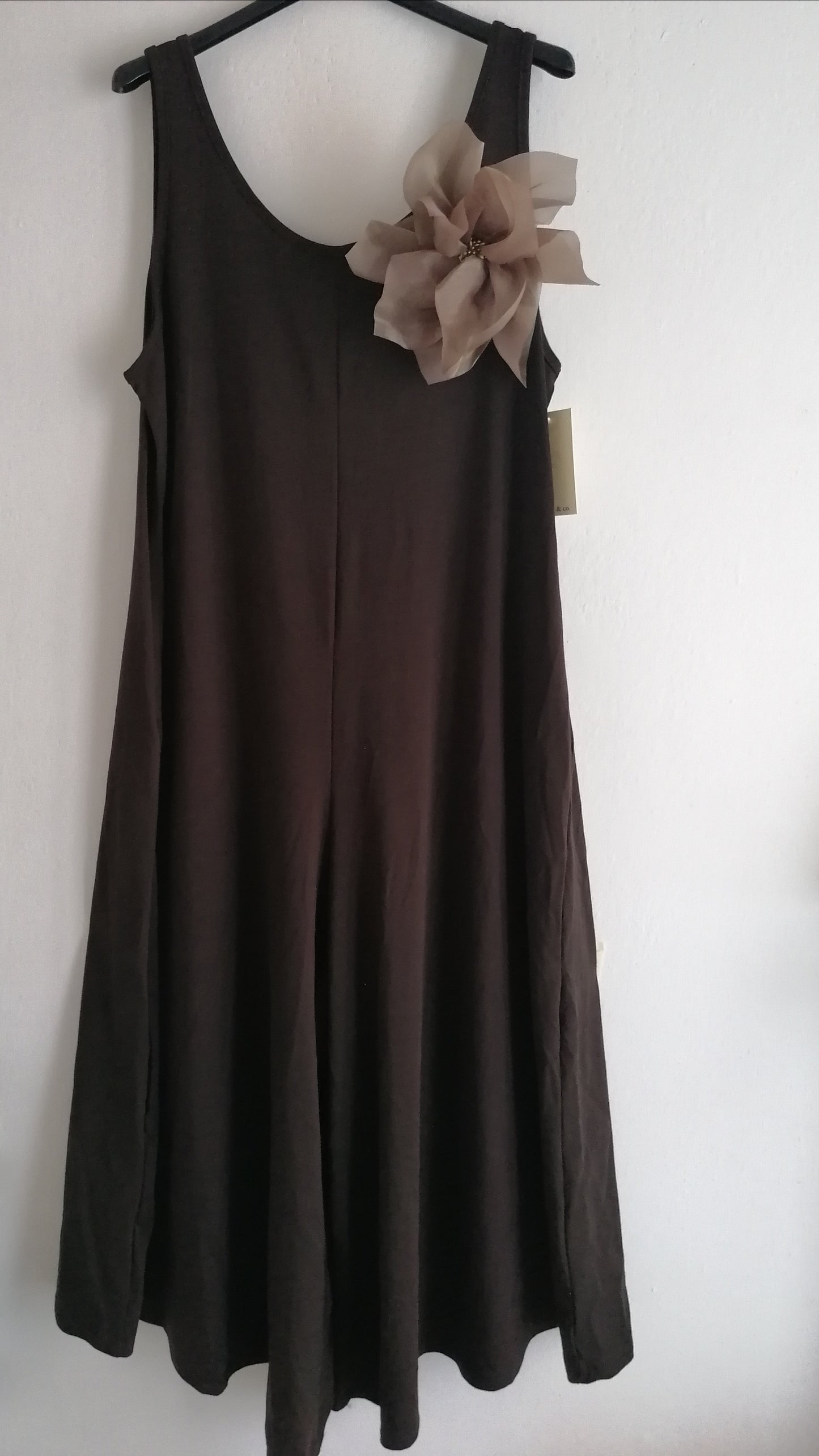 Tuta maxi con spilla a fiore