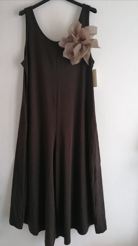 Tuta maxi con spilla a fiore