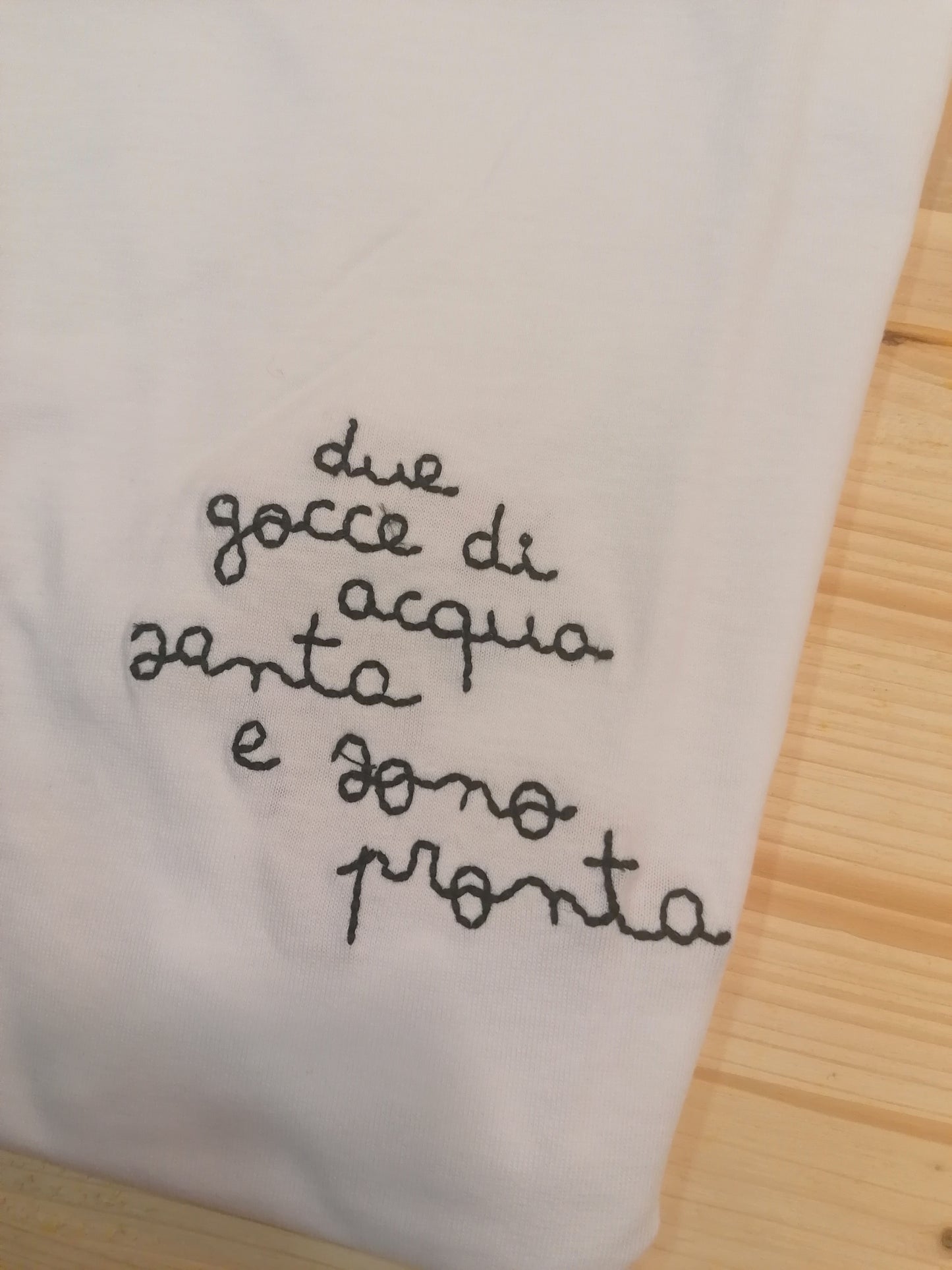 T-shirt "2 gocce di acqua santa e sono pronta"