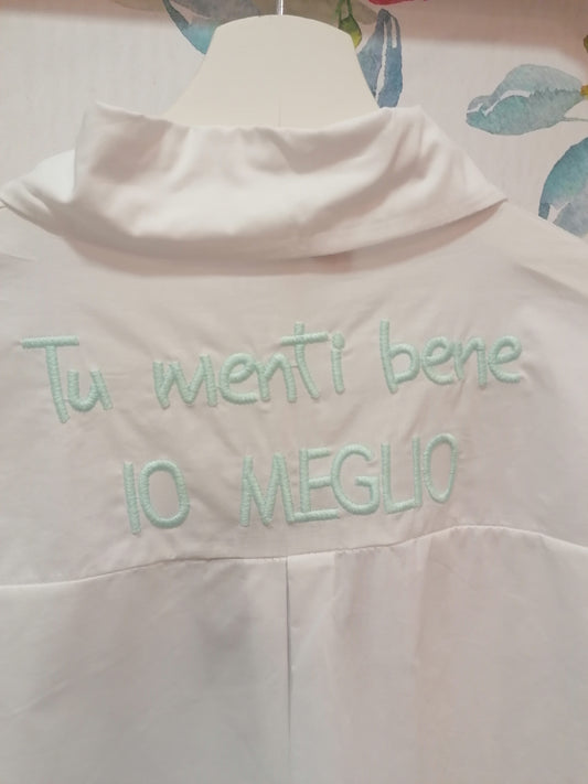 Camicia con scritta ricamata "Tu menti bene IO MEGLIO"