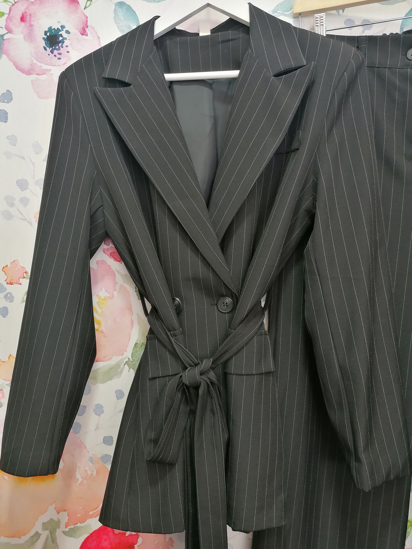 Completo elegante rigato blazer + pantalone palazzo nero