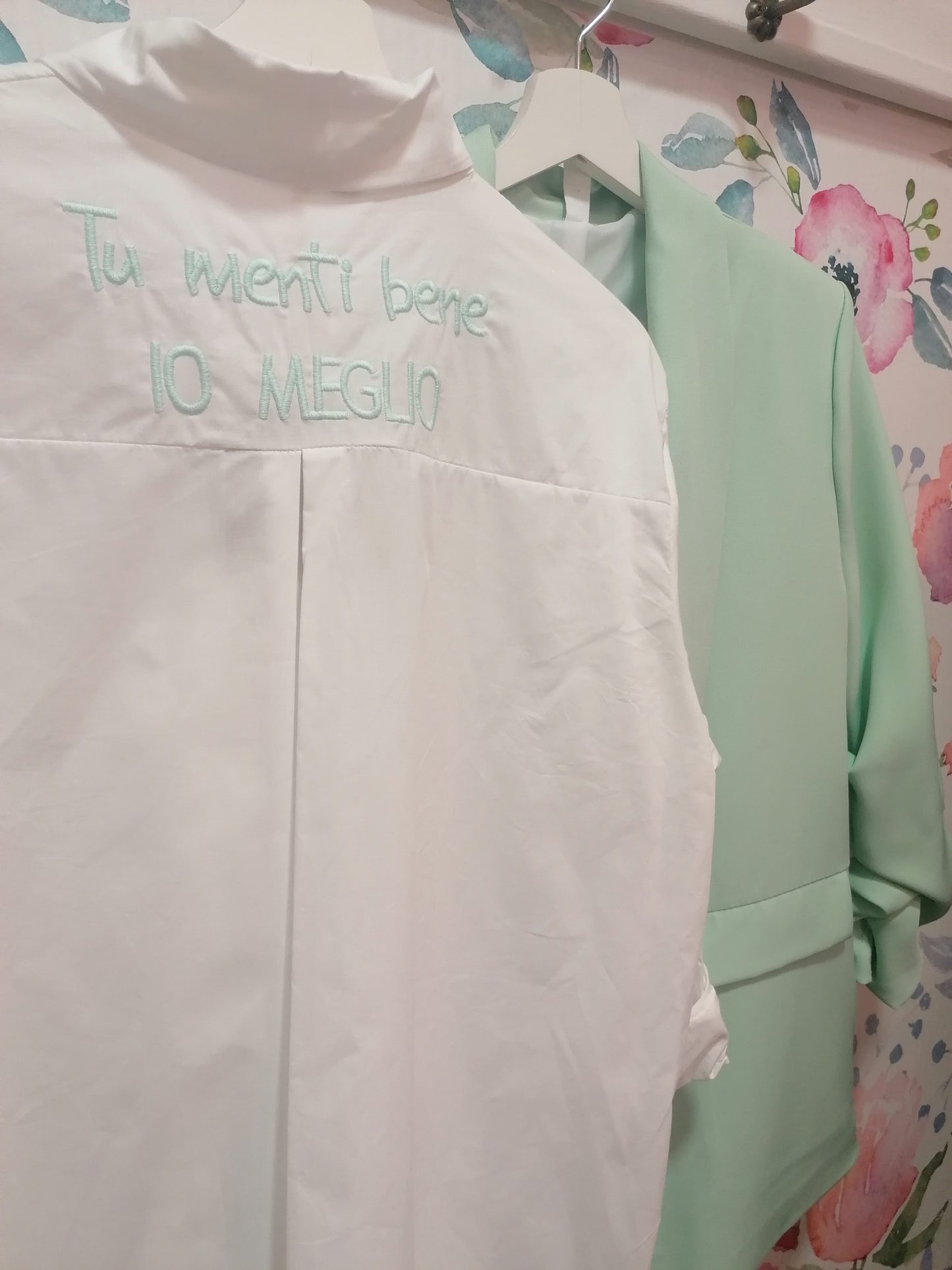 Camicia con scritta ricamata "Tu menti bene IO MEGLIO"