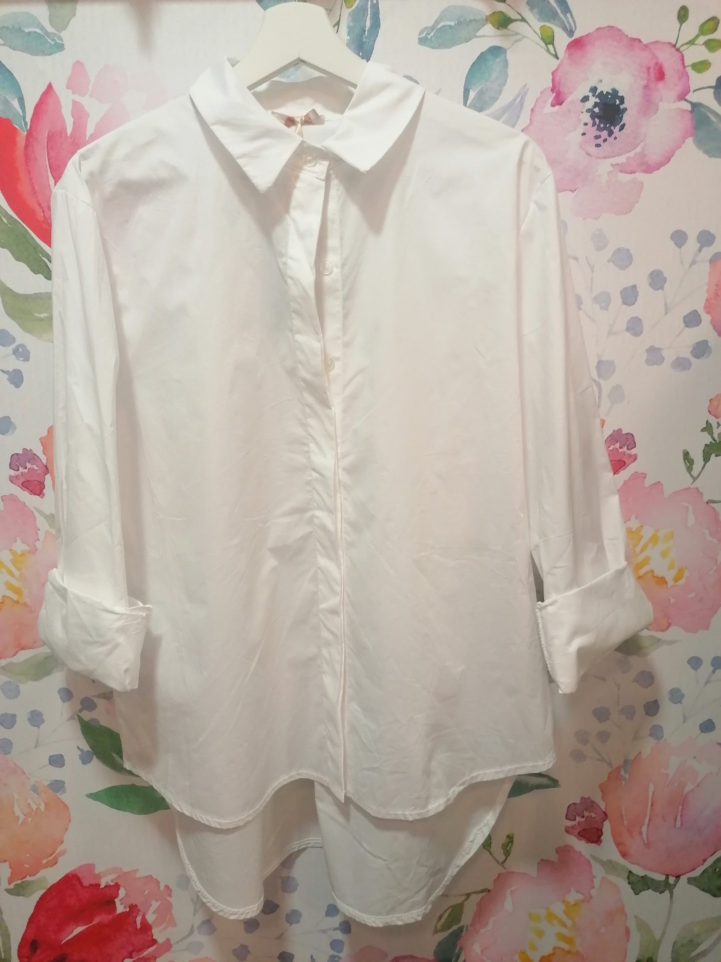 Camicia con scritta ricamata "vado a fare finta di niente e torno"