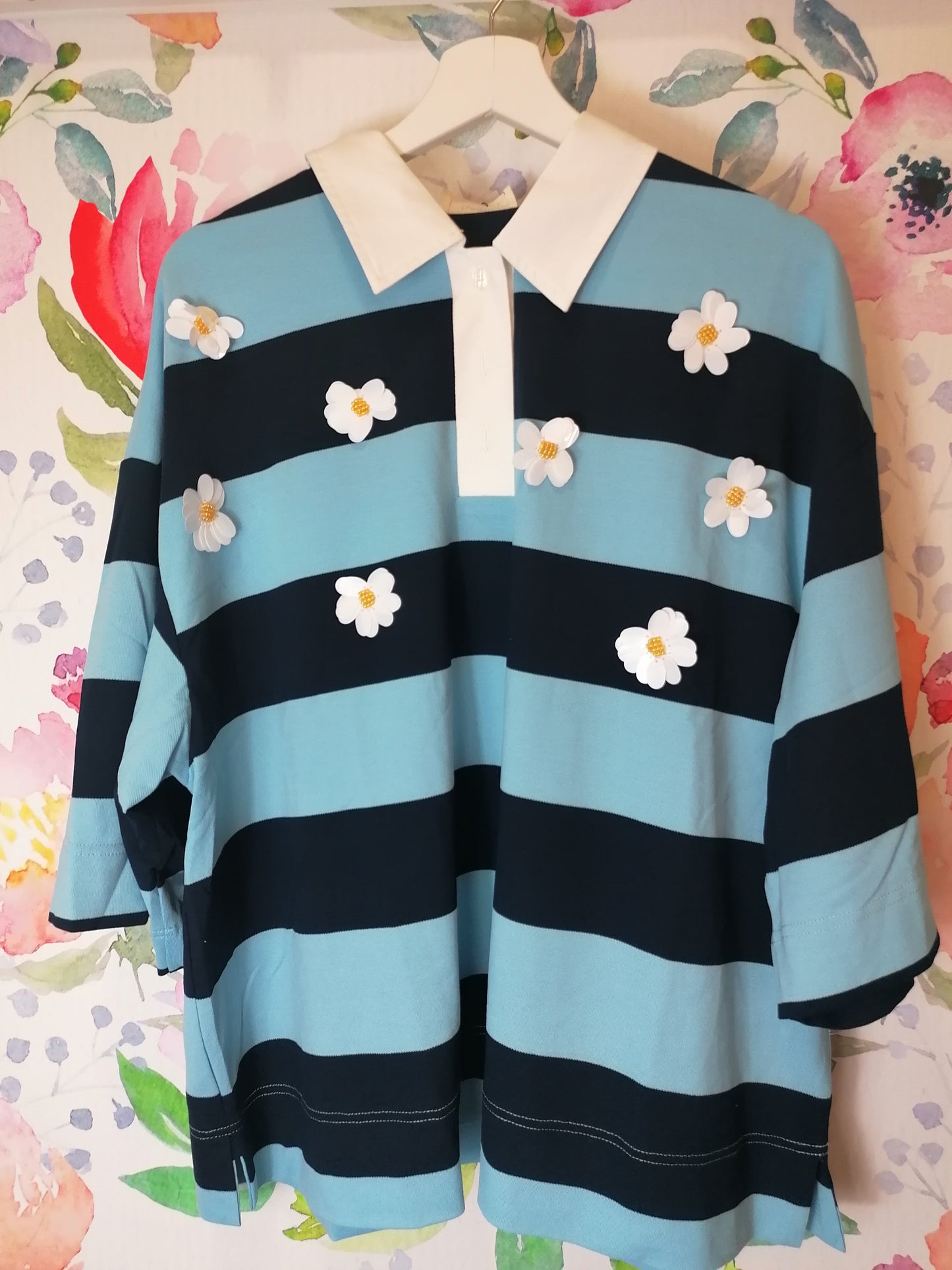 Polo over righe e fiori blu